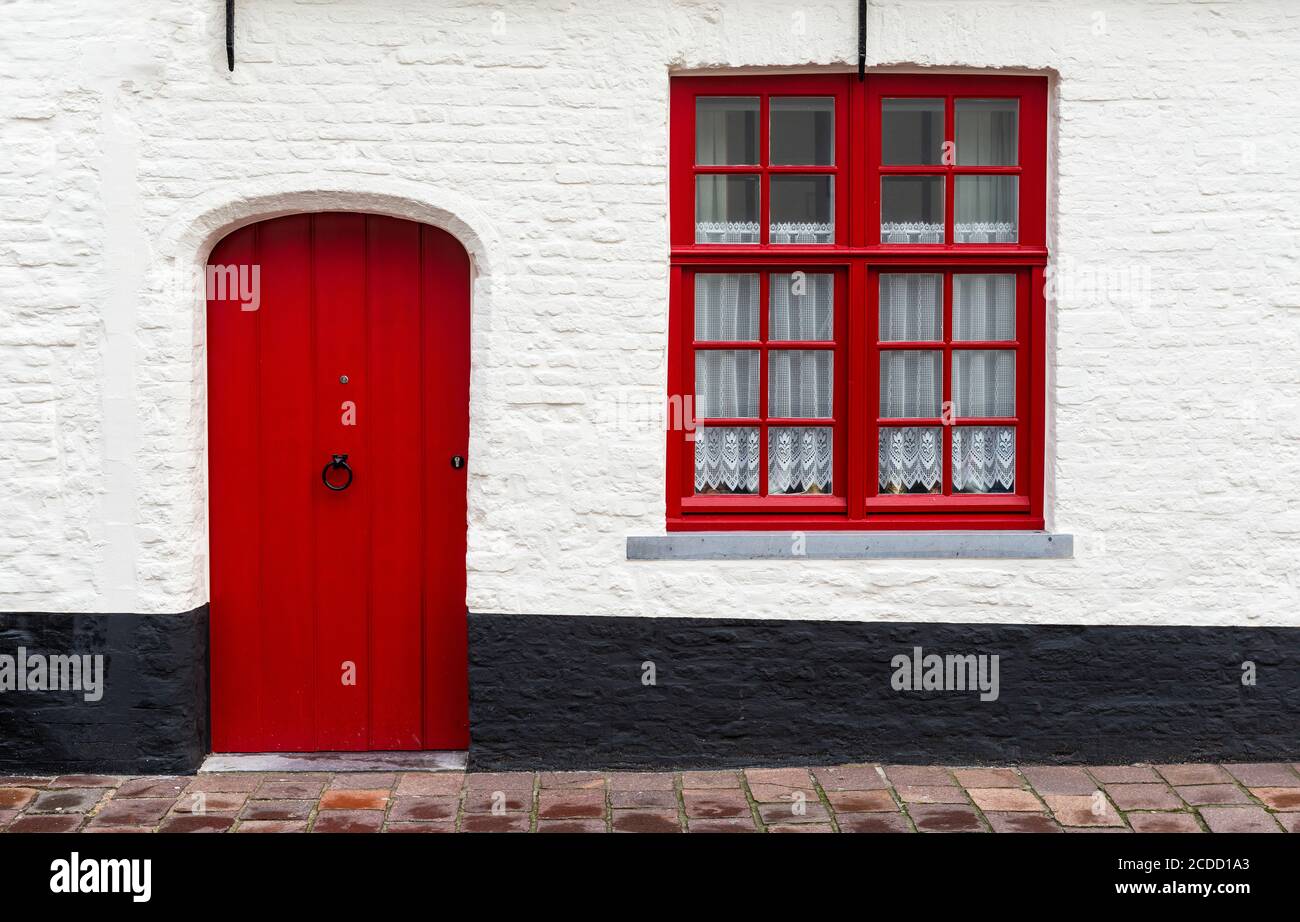 Fassade der traditionellen mittelalterlichen Architektur mit Tür und Fenster, Brügge, Belgien. Stockfoto