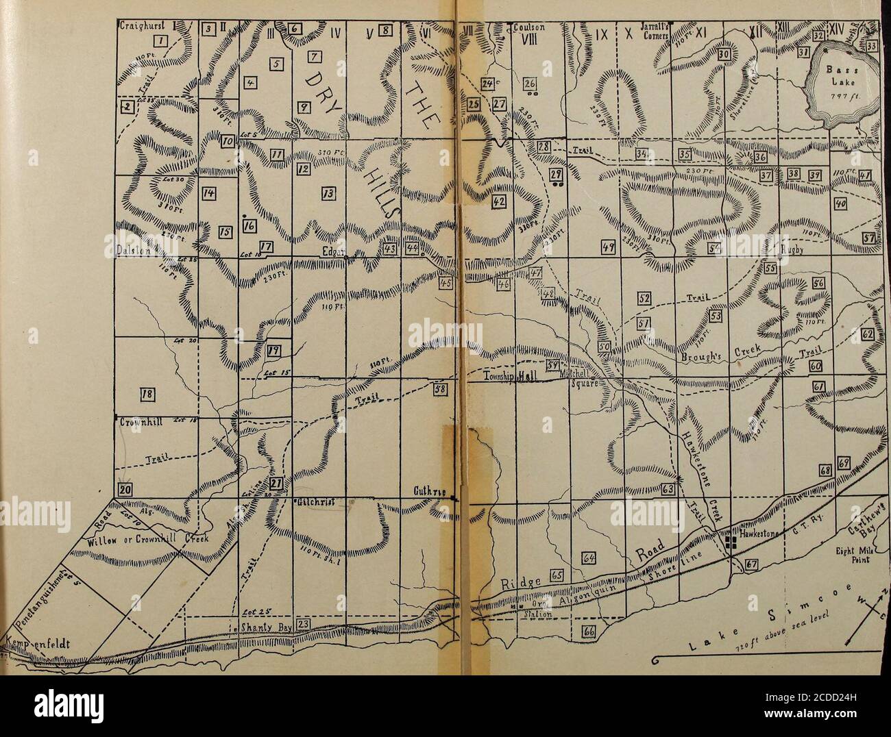 . Notizen von Standorten von Huron Dörfer in der Gemeinde Tiny, Simcoe County, und angrenzenden Teilen. Vorbereitet mit Blick auf die Identifizierung dieser Dörfer besucht und beschrieben von Champlain und den frühen Missionaren. ARCHÄOLOGISCHE KARTE QF DIE STÄDTE* [IF op 0R0 (SJMCOE COUNTY). Abschrift im Text, von dem es einen Schlüssel bildet. . JSxi-Ukationb DER KARTE.-die kleinen Quadrate zeigen die Positionen der verschiedenen Orte des Dorfes .-.&lt; die beigefügte Zahl in jedem bezieht sich auf die deacrip«auf ii. TJE fxt^ * ^ Linie wn U-zeigen die Bonepits. Gepunktete Linien zeigen die Waldwege. Die Schattierung jJKnvsjJiej Stockfoto