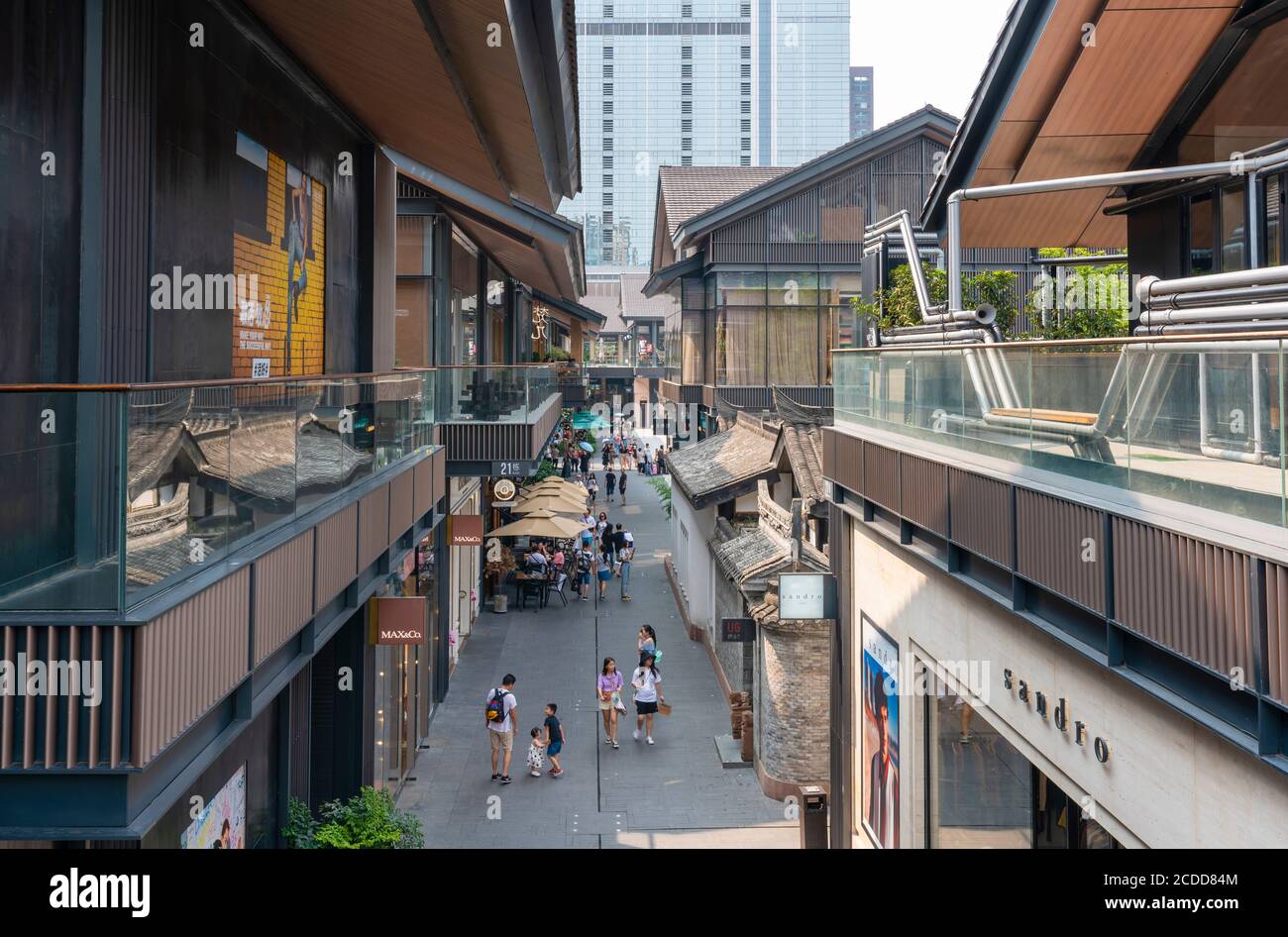 Menschen im Taikoo Li Einkaufskomplex in Chengdu Stockfoto