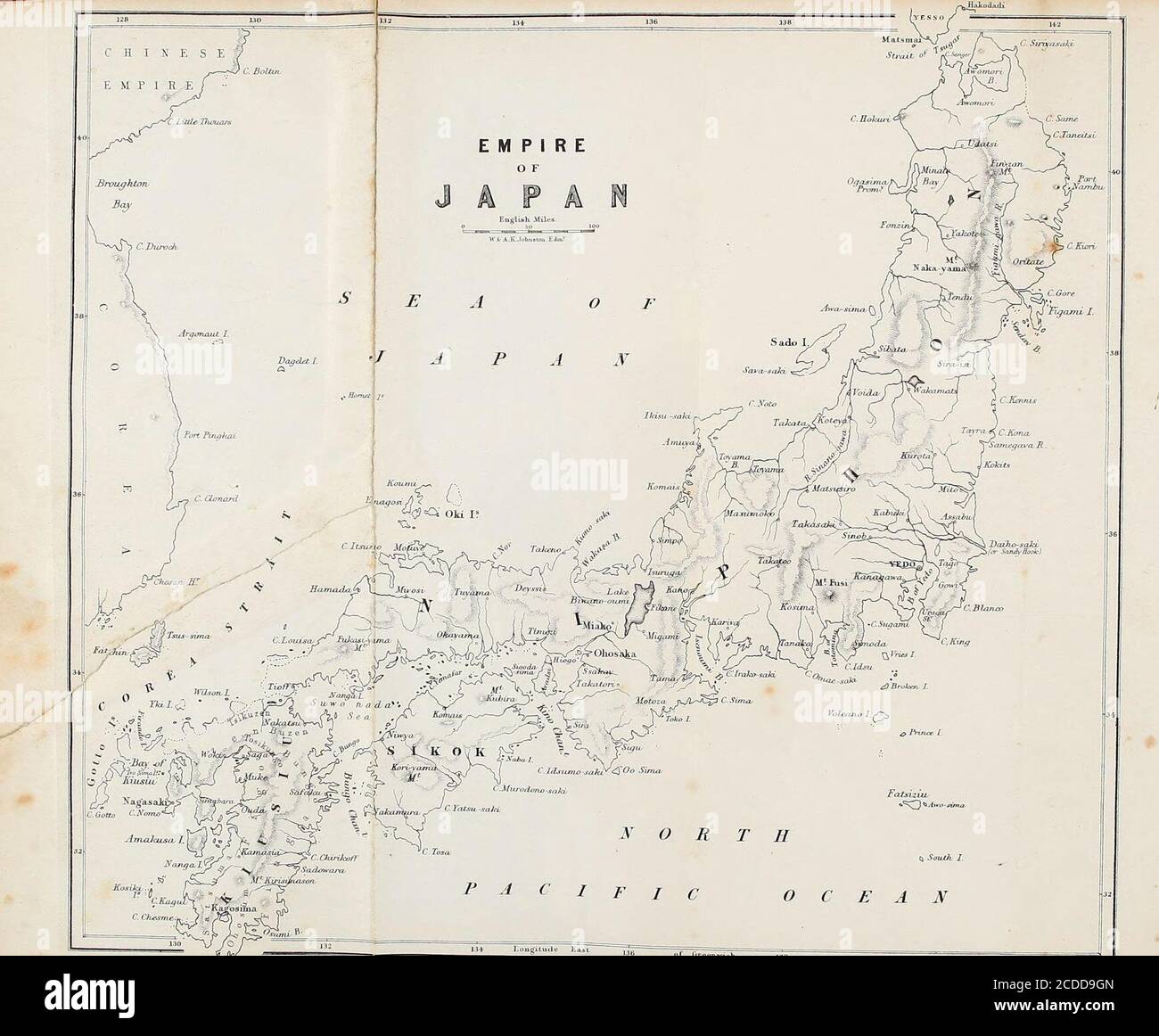 . Erzählung des Earl of Elgin's Mission nach China und Japan in den Jahren 1857, '58, '59 . Opers XVT Arbeit (aus einer Native Drawing)^ . . 180 Gruppe VON HoKSES A AA^/ve Z)m?r/rtr/), . . ]8l Japanese Artist {from a Native Drawiny), . .186 Gruppe aus einer Elfenbeinschnitzerei, . . .191 Japanische Pfeife, Koffer und Tasche, . . .192 EINE Samsie oder Laute, ....... 193 A Japanese Divinity (T^rom a IVAI/RE Z)RAW/»r/), . .199 Japanisches Qiiyi^fx^YIC& {aus einer NativeDrawing), . .217 AsiRO^ouf.RS {aus einem Indianer Di-Awing), . . .218 Pilger, die einen Berg besteigen {von einem Eingeborenen Draicing), . 220Japanische Wrestler {aus einem Native Drai Stockfoto