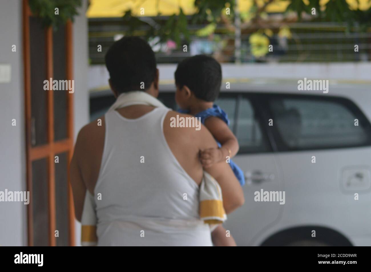 Indische hinduistische Familie verehrt Gott am Festival Tag mit Alle Familienmitglieder Eltern und Kinder Stockfoto