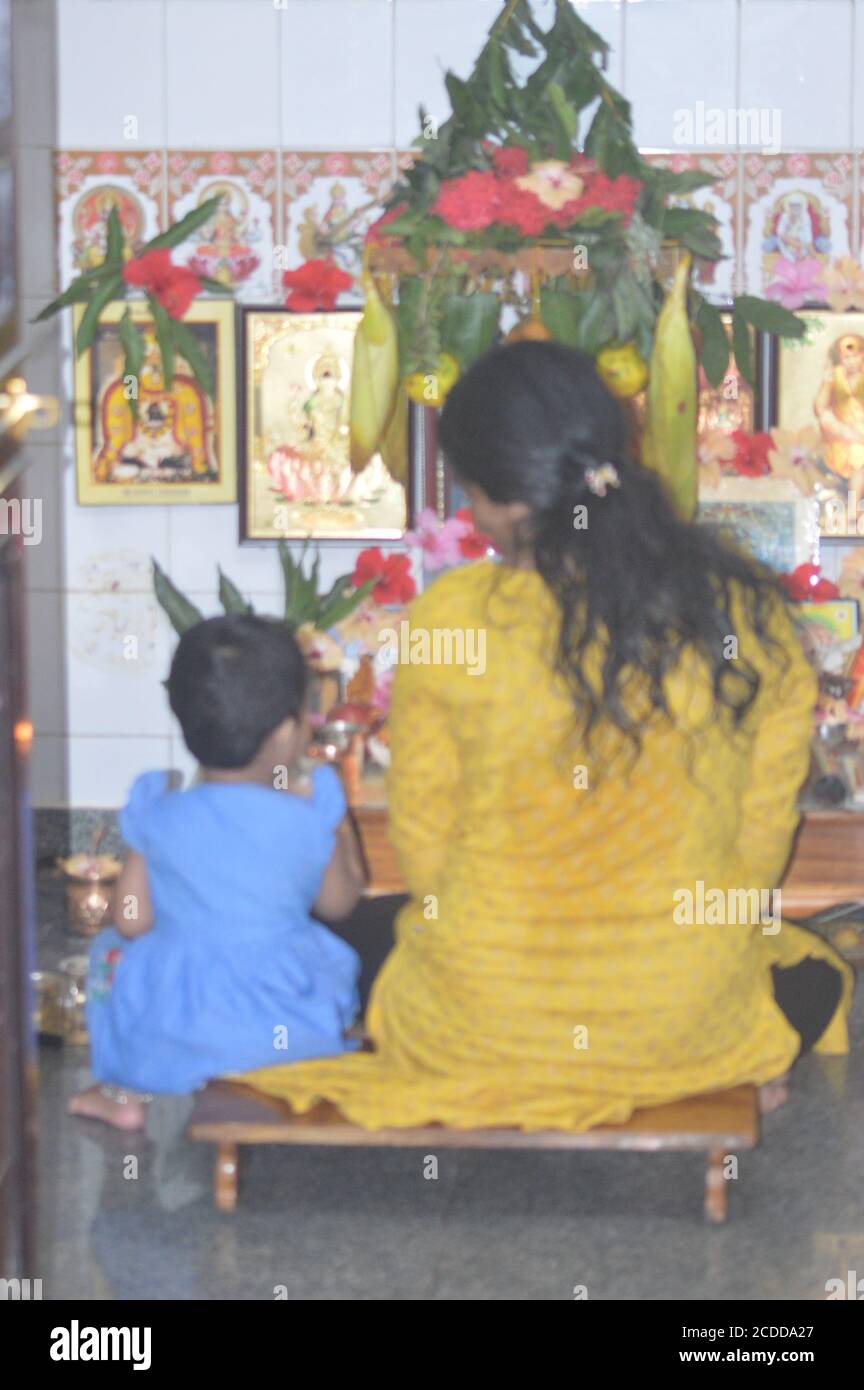 Indische hinduistische Familie verehrt Gott am Festival Tag mit Alle Familienmitglieder Eltern und Kinder Stockfoto