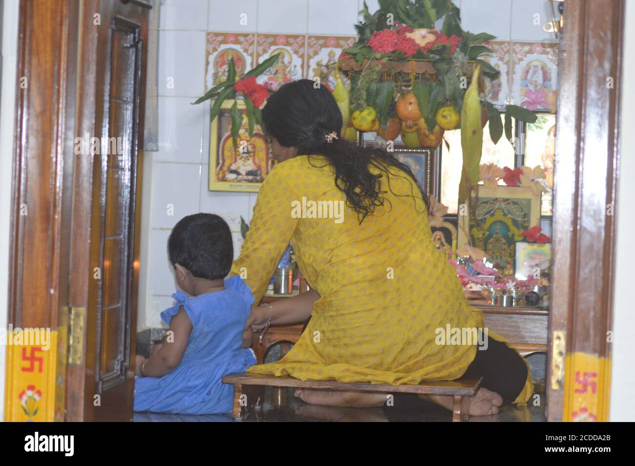 Indische hinduistische Familie verehrt Gott am Festival Tag mit Alle Familienmitglieder Eltern und Kinder Stockfoto