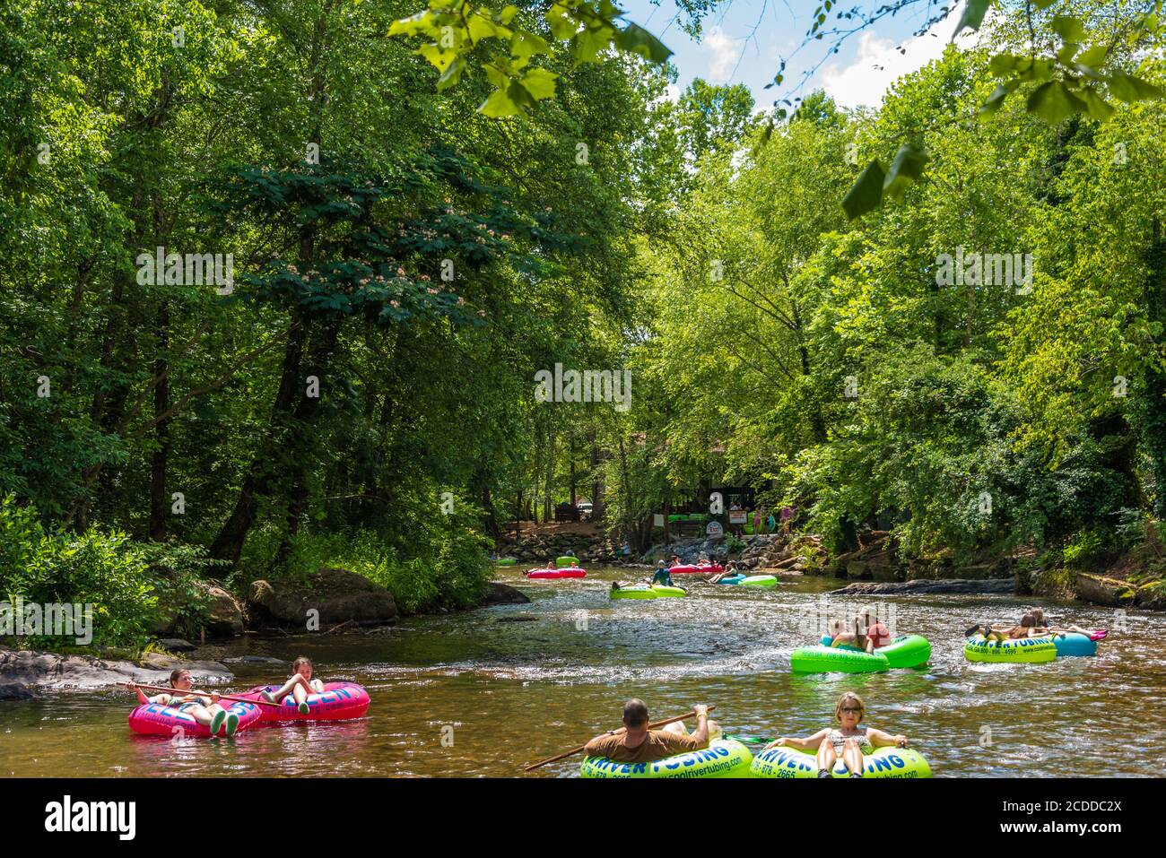 Familienspaß auf dem Chattahoochee River in den North Georgia Mountains in Helen, Georgia. (USA) Stockfoto
