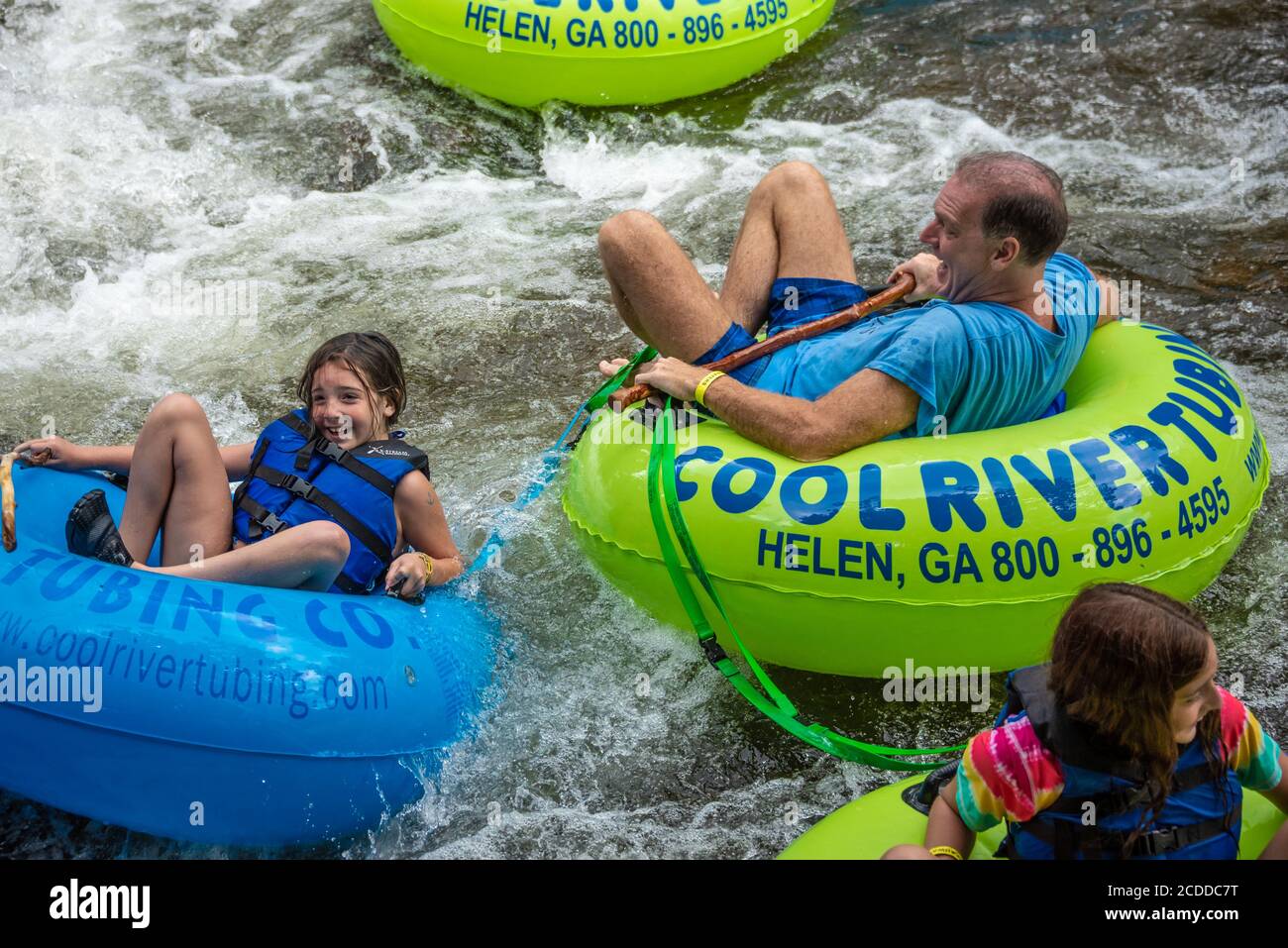 Familienspaß auf dem Chattahoochee River in den North Georgia Mountains in Helen, Georgia. (USA) Stockfoto