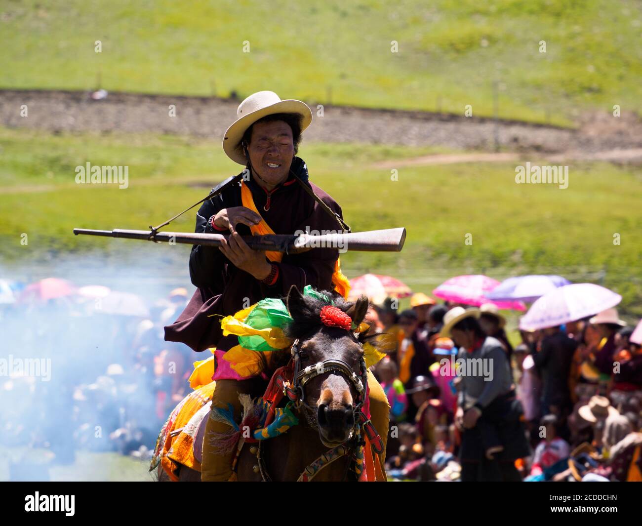 Kham Männer verkleiden sich für das jährliche unterhaltsame House Racing Festival in der Nähe von Litang Stadt. Stockfoto