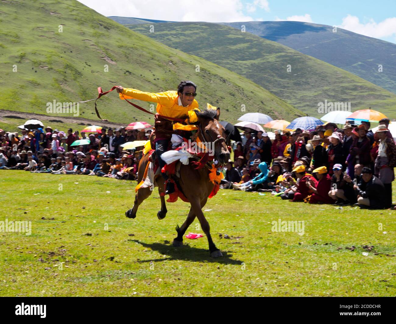 Kham Männer verkleiden sich für das jährliche unterhaltsame House Racing Festival in der Nähe von Litang Stadt. Stockfoto