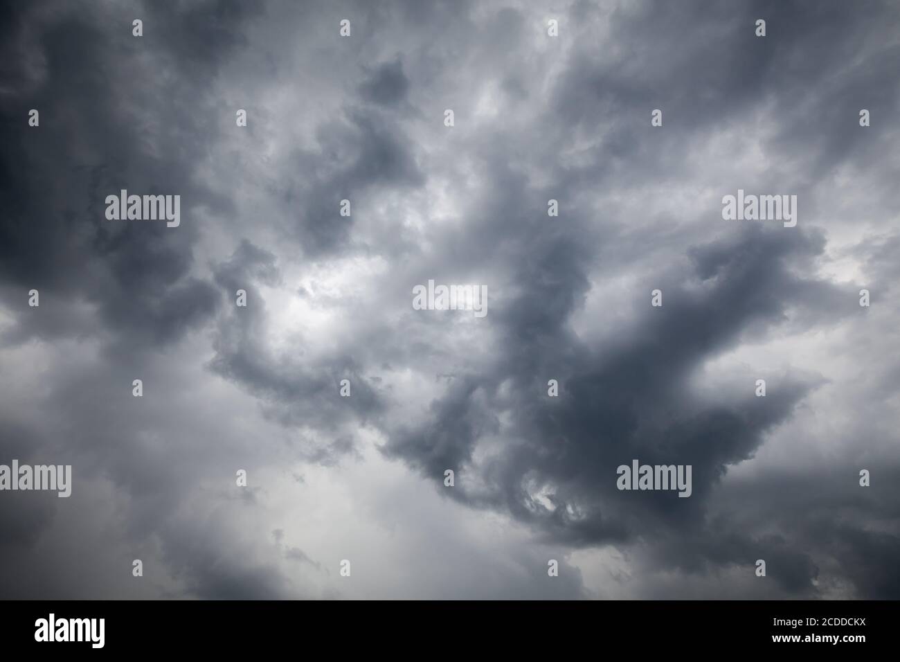 Dramatischer Himmel mit dunklen stürmischen Wolken, abstrakt natürlichen Hintergrund Foto Textur Stockfoto