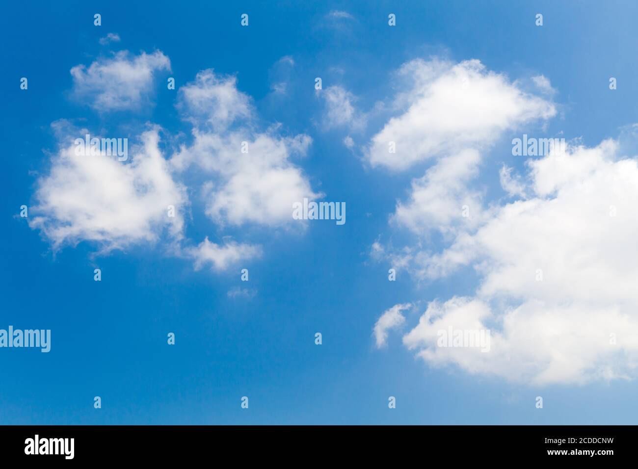 Blauer Himmel mit Cumulus Wolken am Tag. Natürliche Fototextur im Hintergrund Stockfoto