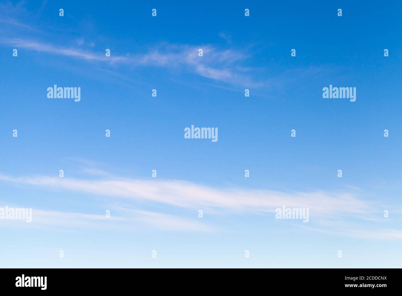 Blauer Himmel mit windigen dünnen Zirruswolken am Tag, natürliche Hintergrund Foto Textur Stockfoto