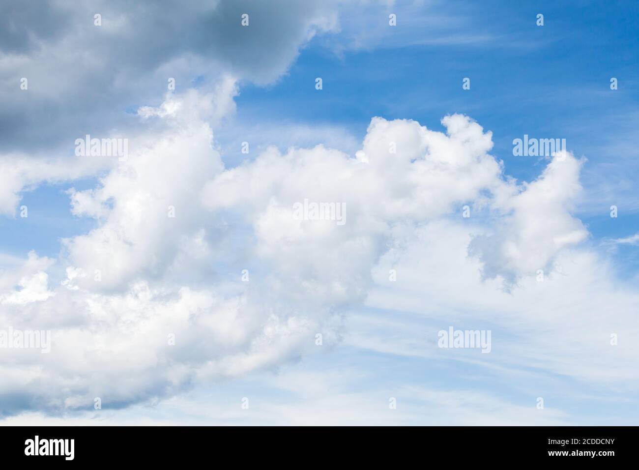Weiße Wolken sind am Tag am blauen Himmel. Natürliche Fototextur im Hintergrund Stockfoto