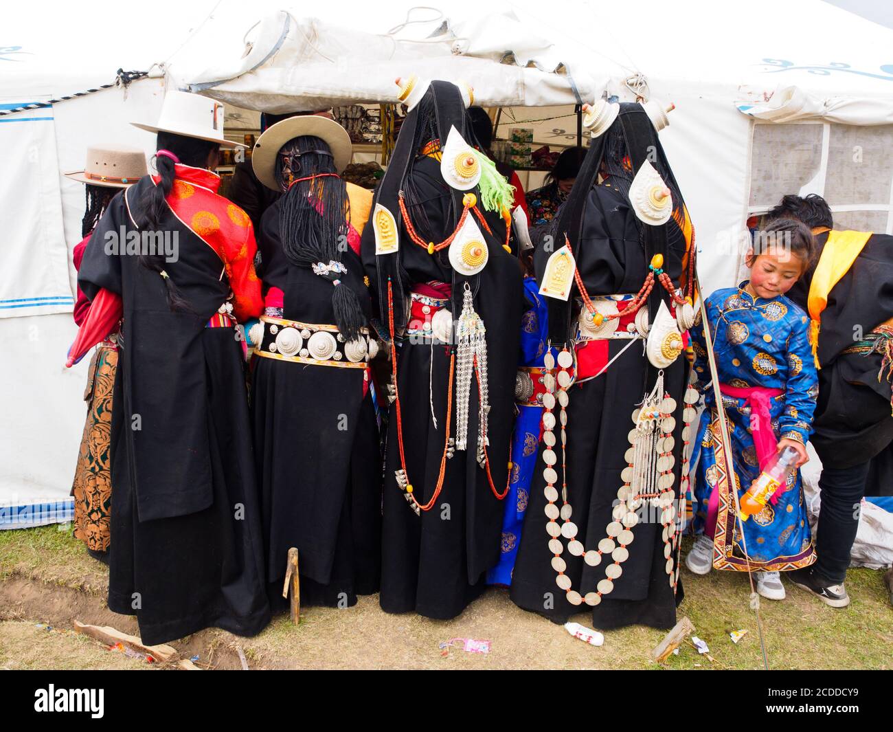 Kham-Leute verkleideten sich, um an dem Pferdefest in einem Grasland in der Nähe der Stadt Litang teilzunehmen. Stockfoto