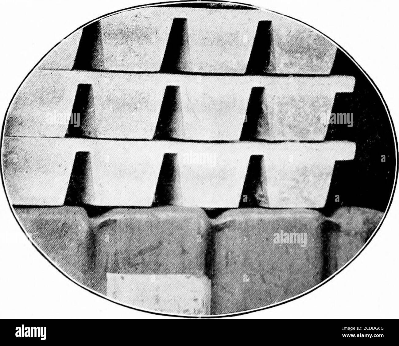 . Material Handling Cyclopedia; ein Nachschlagewerk, das Definitionen, Beschreibungen, Illustrationen und Methoden der Verwendung von Material Handling Maschinen in der Industrie eingesetzt. Die in der Einlage gezeigten Pressstahlplalformen werden auf diesen riesigen Pressen kalt produziert. Diese beiden Pressen können Materialien bis zu 13 Fuß verarbeiten. 6 Zoll Länge, 60 Zoll Durchmesser und bis zu einer Tiefe von 20 Zoll ziehen. Powell Platforms iGive Long,Lasting Service Powell Pressed Steel Plat-Forms werden aus einem einzigen Blech aus schwerem Stahl hergestellt – ohne Fugen oder Nähte. Sie sind für den Service mit jedem Hubwagen, der die Schweren trägt, abgemeldet Stockfoto