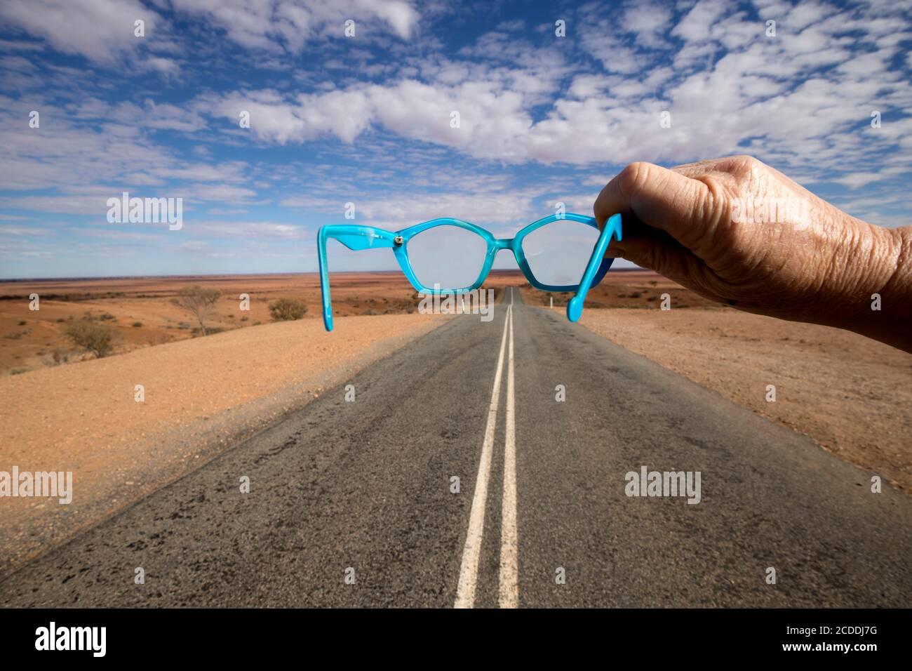 Blick durch die Brille auf einen australischen Outback Highway. Stockfoto