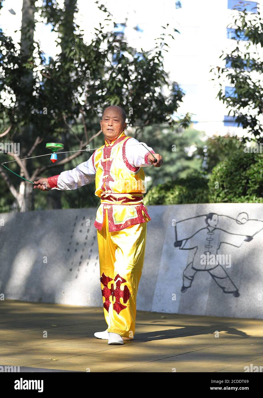 (200828) -- PEKING, 28. August 2020 (Xinhua) -- Dong Shulin spielt Diabolo auf dem Wukesong Diabolo Kulturplatz in Peking, Hauptstadt von China, 11. August 2020. Dong Shulin, 66, lebt mit seiner Frau Mei Yongpei und seiner 9-jährigen Enkelin Dong Yutong in Peking. Dong Shulin begann 2003 Diabolo zu spielen und jetzt spielt die ganze Familie gerne dieses traditionelle Volksspiel, in dem man einen Spinning Top werfen und fangen kann, indem man eine Schnur an zwei Stöcken befestigt. In Dong Shulins Wohnung wurden über 70 Diabolos ringsum platziert. Einige der Diabolos wurden gekauft und andere waren selbst gemacht, besonders Stockfoto