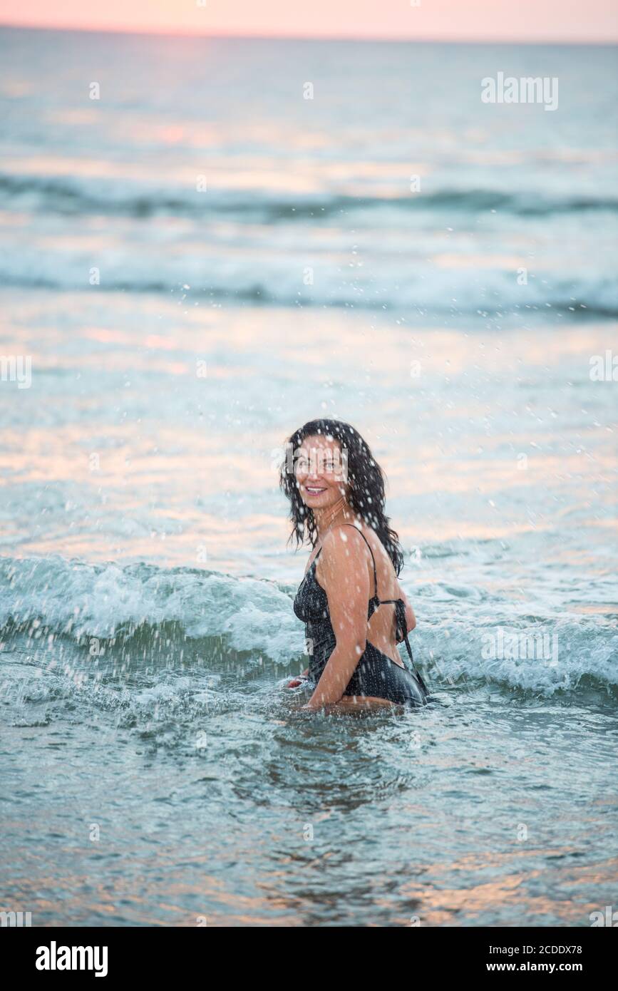 Beauty Frau genießen ein Bad im Meer und Spashing Wasser Stockfoto