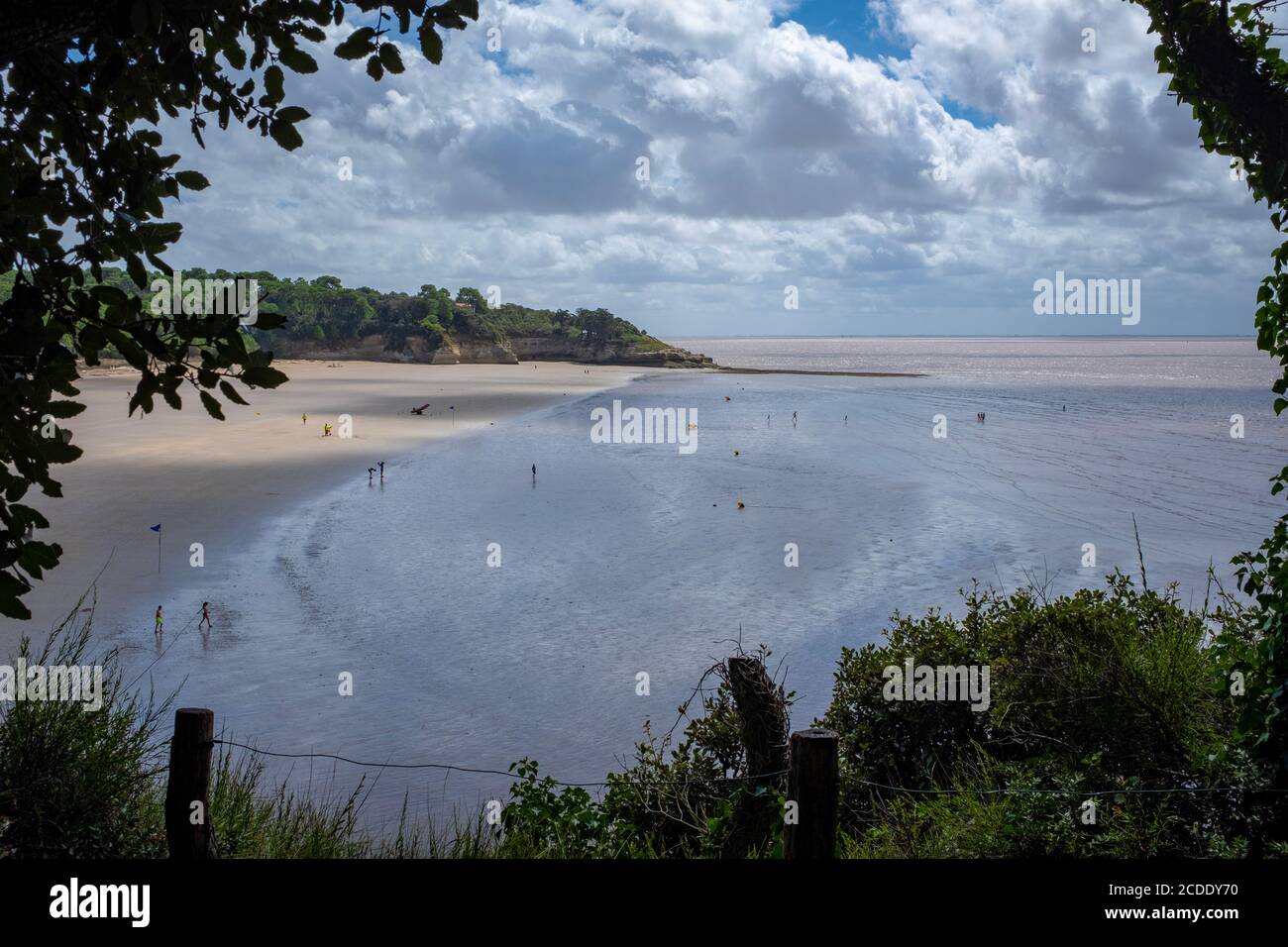 Gerahmter Blick auf einen Strand von Gironde, in der Nähe von Royan, Frankreich mit unerkennbaren Menschen am Strand Stockfoto