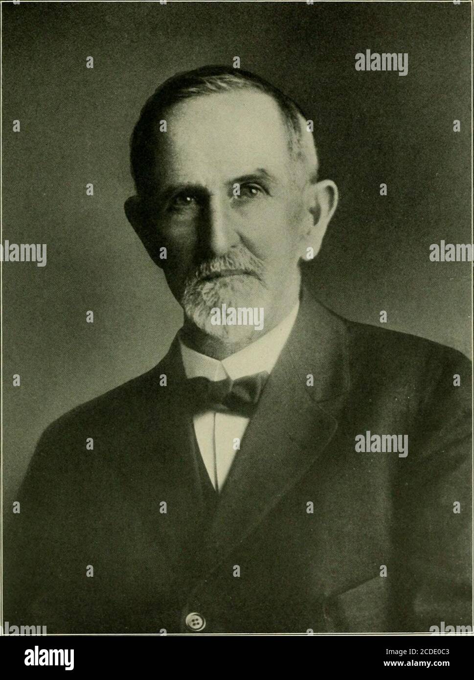 . Geschichte von Pomona Valley, Kalifornien, mit biographischen Skizzen der führenden Männer und Frauen des Tals, die mit seinem Wachstum und Entwicklung von den frühen Tagen bis zur Gegenwart identifiziert worden sind .. . eine weite Ebene. Während hier Richard Fryer war sehr prom-inent in den Angelegenheiten der Gemeinschaft und aufgrund seiner Vorgesetzten und intellektuellen Qualitäten wurde er geehrt durch häufige Auswahl zu besetzen Positionen der Ehre. Im Jahr 1857 wurde er zum officeof County Supervisor gewählt, die er mit Effizienz gefüllt, und er diente aterm als Mitglied des Unterhauses der kalifornischen Legislative Stockfoto