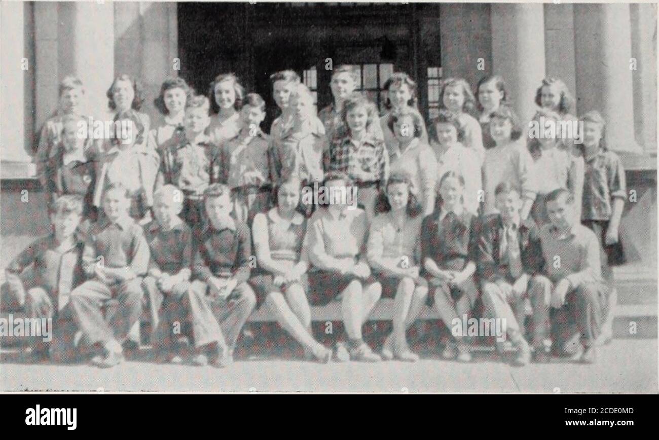 . U und I . Seite 31. UNTERSTE REIHE – Rohert Reich, Terence Quirke, Edmond Hood, Tohn Cogswell, Geitel Winakor, Mary Helen Kane, Katherine Hutchinson, Miriam Workman, William Redhed, Alexander Katsinas.ZWEITE REIHE – Barbara Ann Garvey, Carolyn Cayard, Robert Fessler, Klaus Baer, Ross Bell, Virginia Bunkow. Betty Bowman, Mary Lou Warmouth, Marjorie Hudson, Martha Deam, Ruth Stouffer.DRITTE REIHE – Richard Noel, Virginia Emly, Jean Johnston, Elinor Case, Sidney Glenn, James Sullivan, Helen Key, Ann Kammerer, Hortense Brigham, Dorothy Adams. Freshman Class History die Freshman Class von 1942-1943 hat h Stockfoto