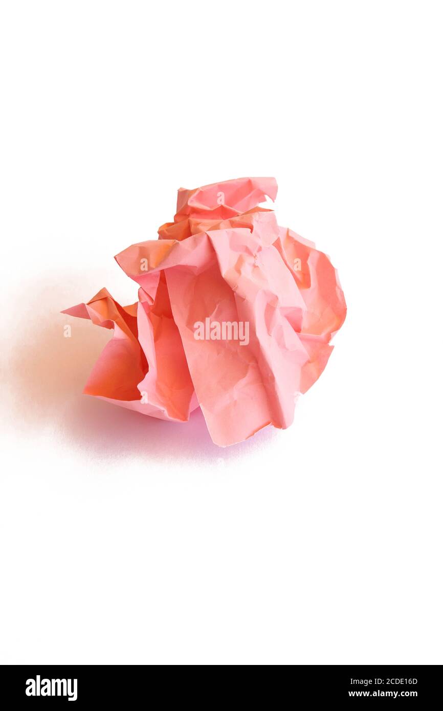 Zerknittertes orangefarbenes Papier isoliert auf Weiß. Vertikal Stockfoto