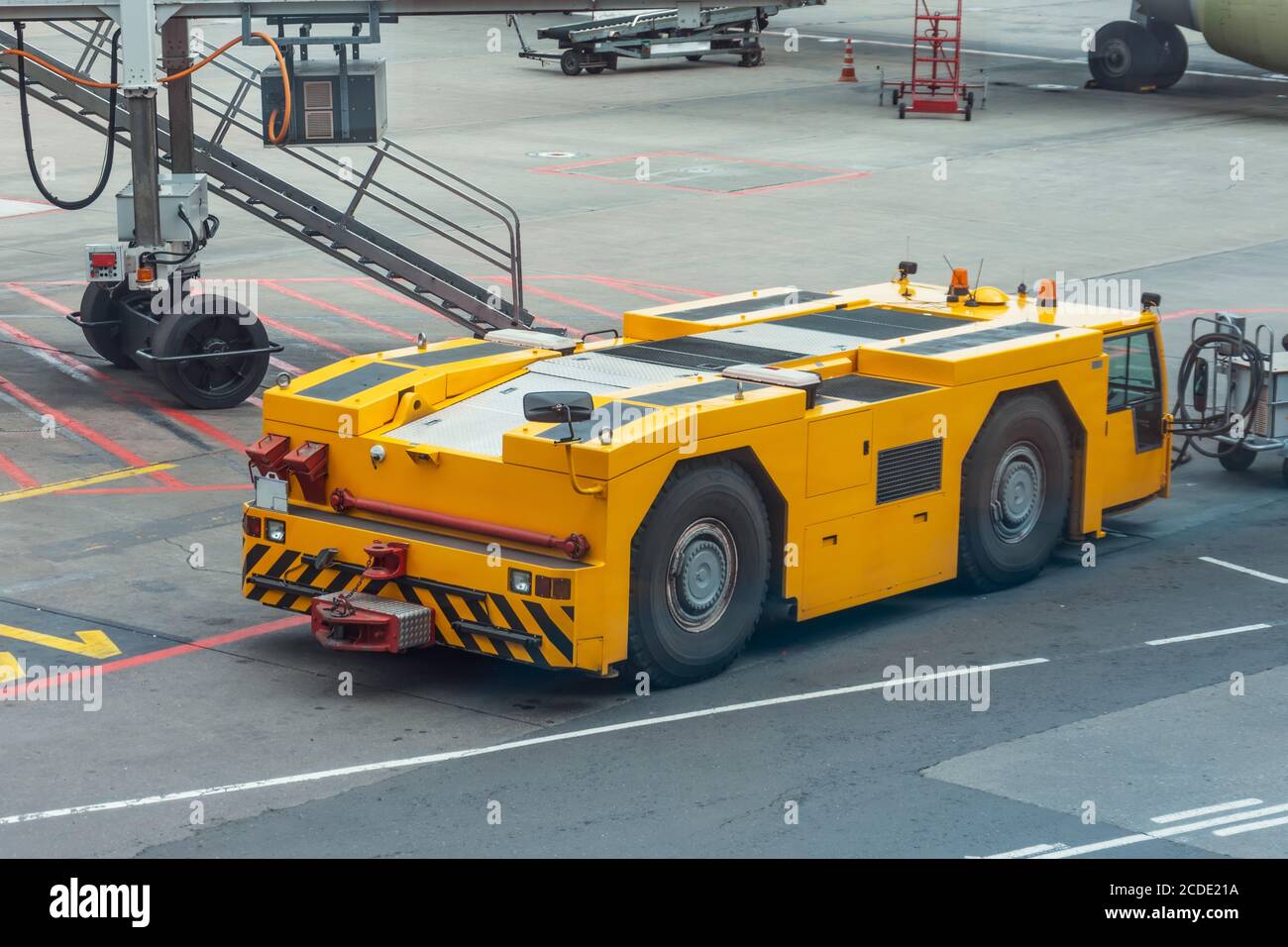 Abschleppwagen Anhänger für puch Rückflugzeug auf dem Flugplatz Stockfoto