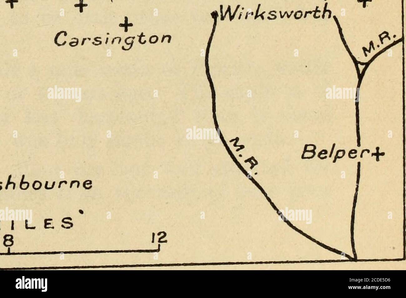 . Sonderberichte über die Bodenschätze Großbritanniens . Dare SC^otlcy Grindleford 56a. Rows fey You/^reay/e+ ^Middleton ^ Elton +Winster Asho^er dar/ey Date ^&gt;. S^MdtfockMatlock Bath Middleton + Balhdon Brassinqton + + ^ WifliSv^orth Rich+ Carstngton. Ashbourne MILES Charles & Read, Ltd. PhotolUho. 54 6, I55&3- ^ l»/5d3. LOO. I DERBYSHIRE 65 in diesem Gebiet kommen Baryten in verschiedenen Mengen in vielen der Adern vor. Der Dirtlow Rake, der W. 36 Grad S. coursing, wurde von Pindale nach Oxlow End in einer Entfernung von 3 Meilen gearbeitet. Caulkhas wurde von den alten Deponien entlang fast der ganzen Länge erhalten Stockfoto