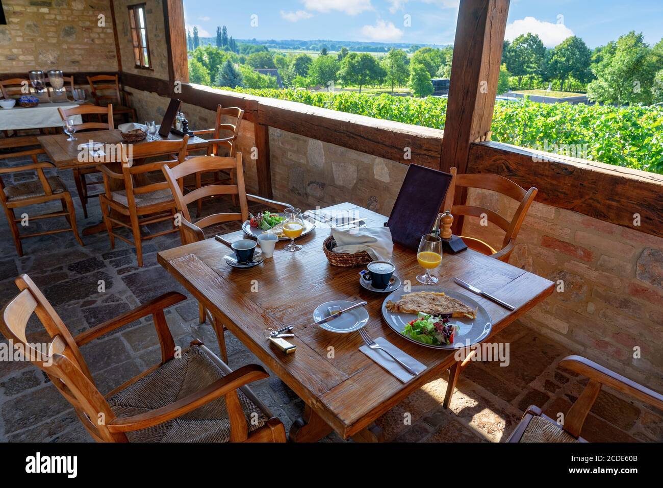 Idyllischer Frühstückstisch mit schöner Aussicht in die Natur Stockfoto