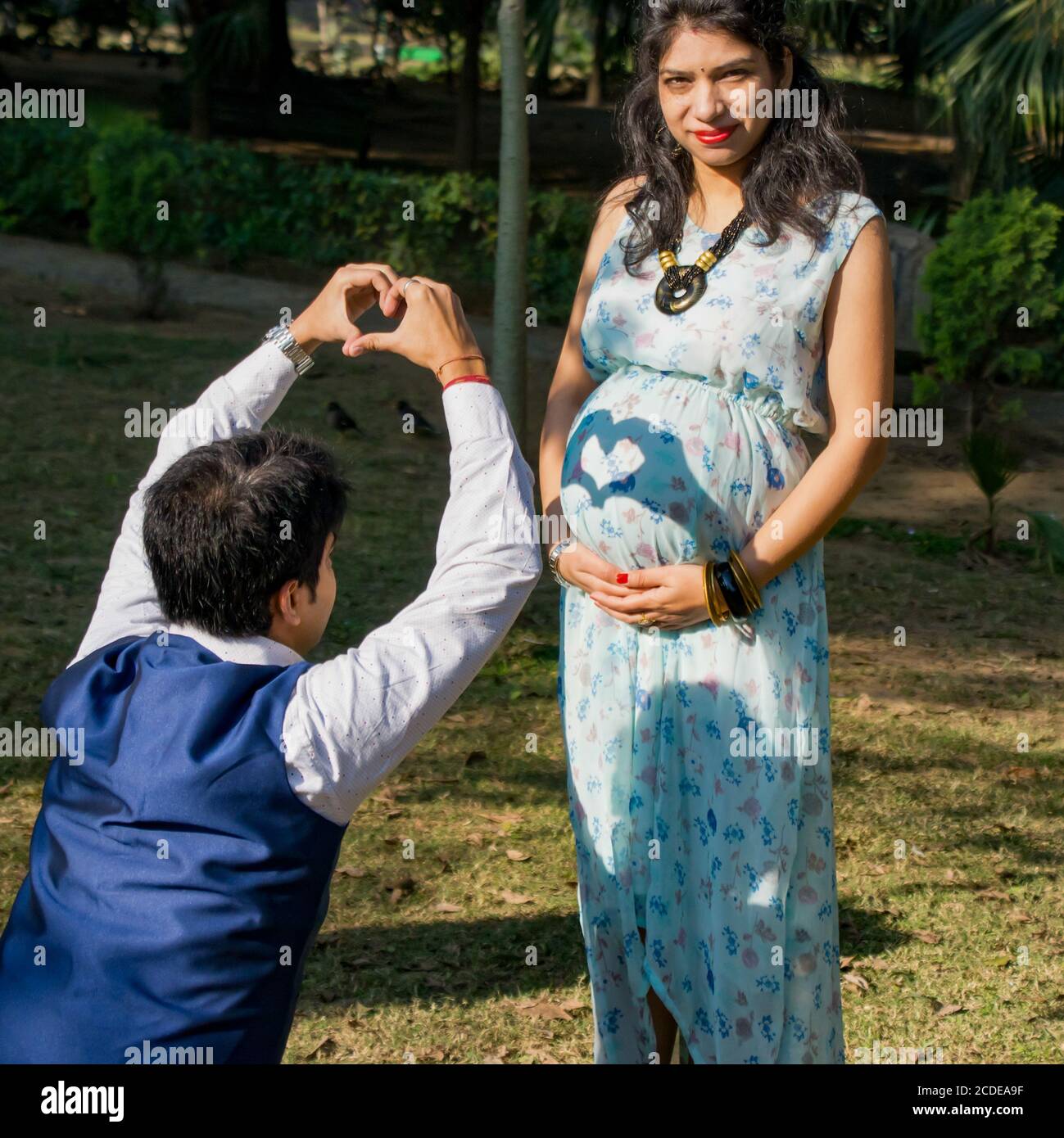 Neu Delhi Indien – März 13 2020 : Mutterschaft Shoot Pose für die Aufnahme neugeborener Baby in Lodhi Road in Delhi Indien, Mutterschaft Fotoshooting von Eltern gemacht Stockfoto