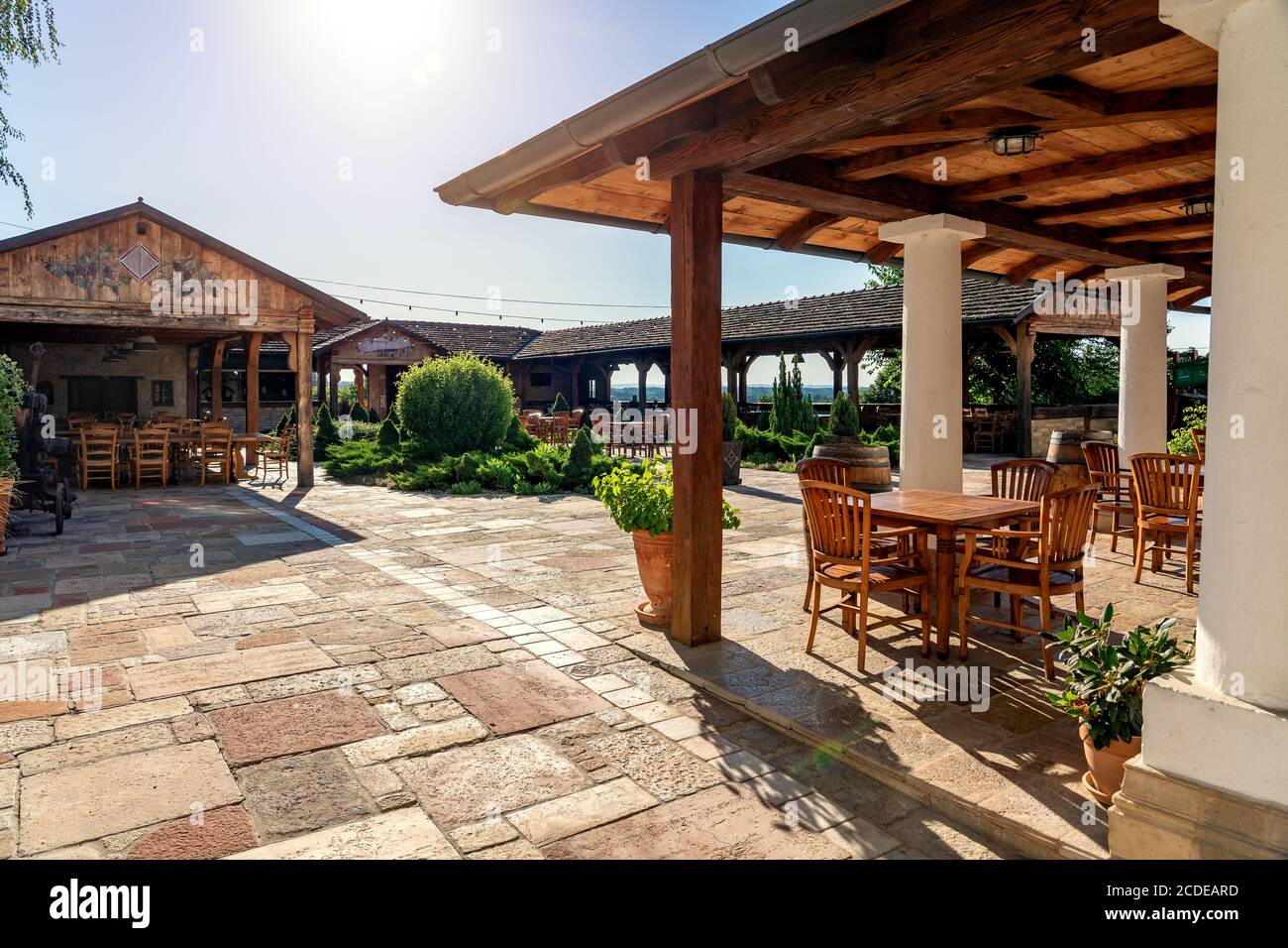 Idyllischer Tisch mit schönem rustikalen mediterranen Garten Stockfoto