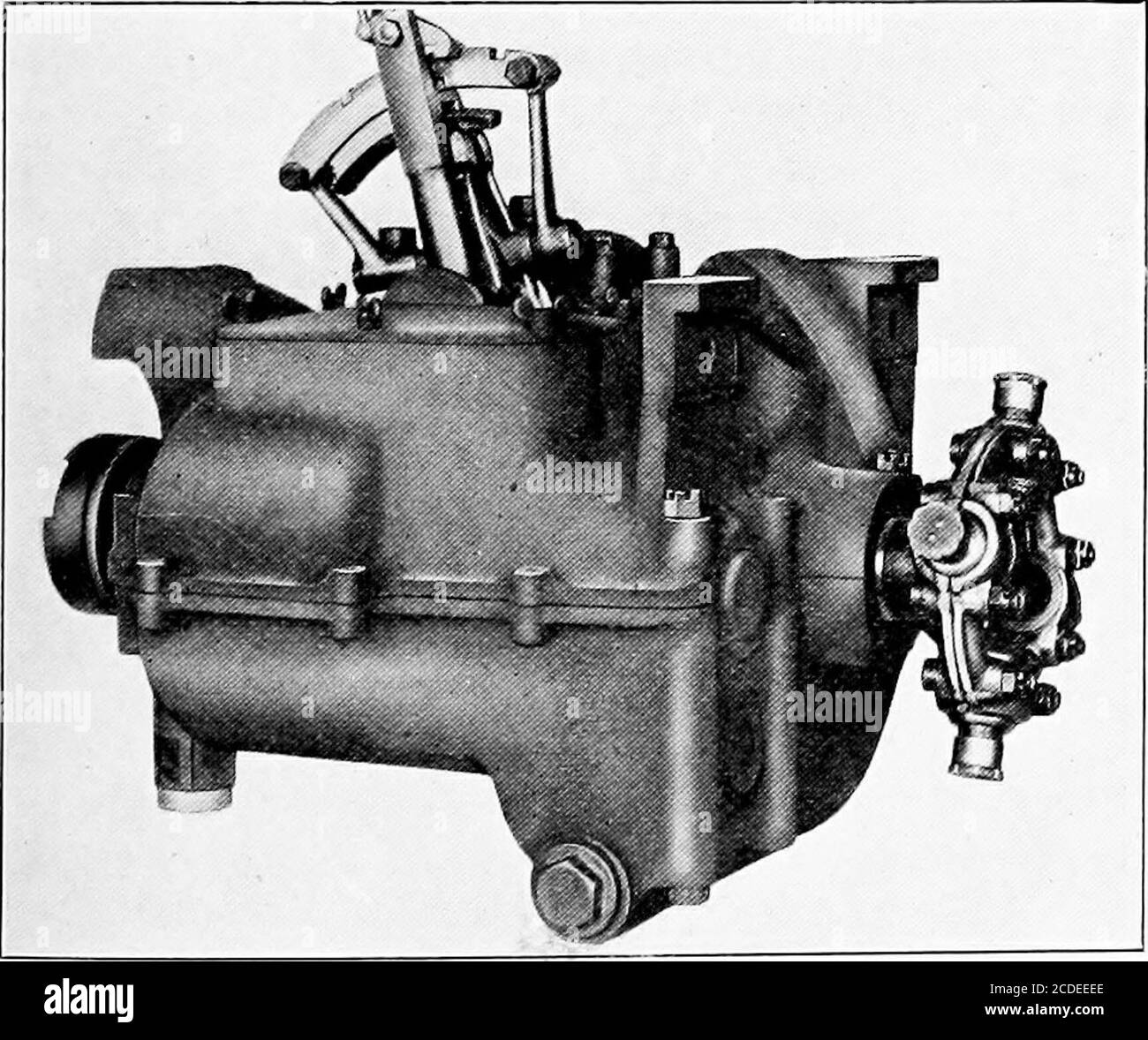 . Material Handling Cyclopedia; ein Nachschlagewerk, das Definitionen, Beschreibungen, Illustrationen und Methoden der Verwendung von Material Handling Maschinen in der Industrie eingesetzt. Abb. 17 – Aggregatkraftwerk, Schiebekupplung Typ.e in vertikaler oder horizontaler Ebene. Die Zahnräder, die Durchmesser variieren je nach den Verhältnissen und Drehzahlen für das Getriebe, werden auf den Wellen montiert, die auf der Lagebauwelle sind in der Lage, und die auf der Hauptantriebswelle verzahnt im Falle der Gleitgetriebe-Typ, und. Abb. 18 – Amidship-Getriebe drehbar montiert Stockfoto