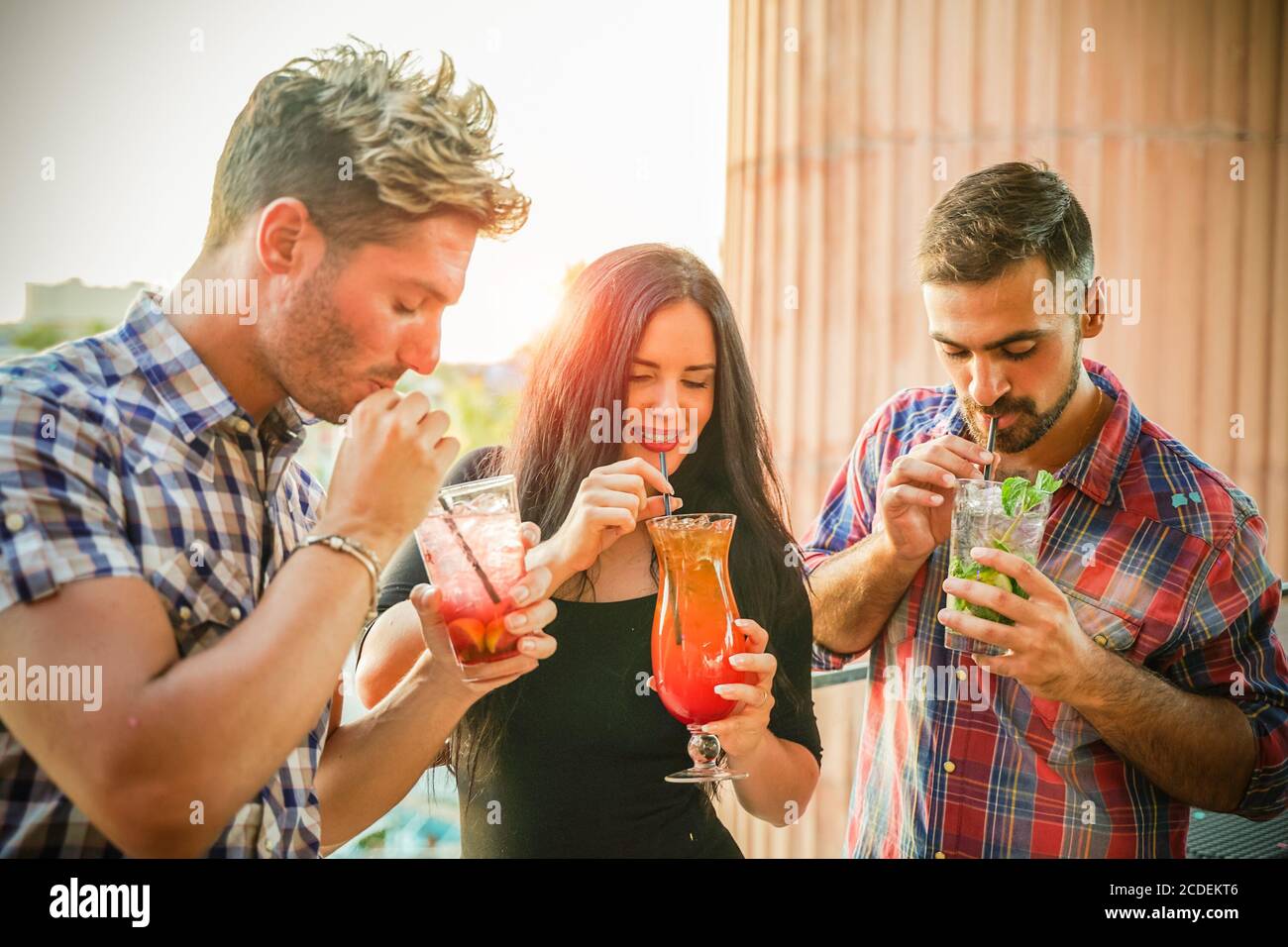 Glückliche Freunde trinken Cocktails auf Party im Freien. Junge Millennials Menschen Spaß am Wochenende Frühling Tag. Jugend Lifestyle und Liebe Konzept - Bild Stockfoto