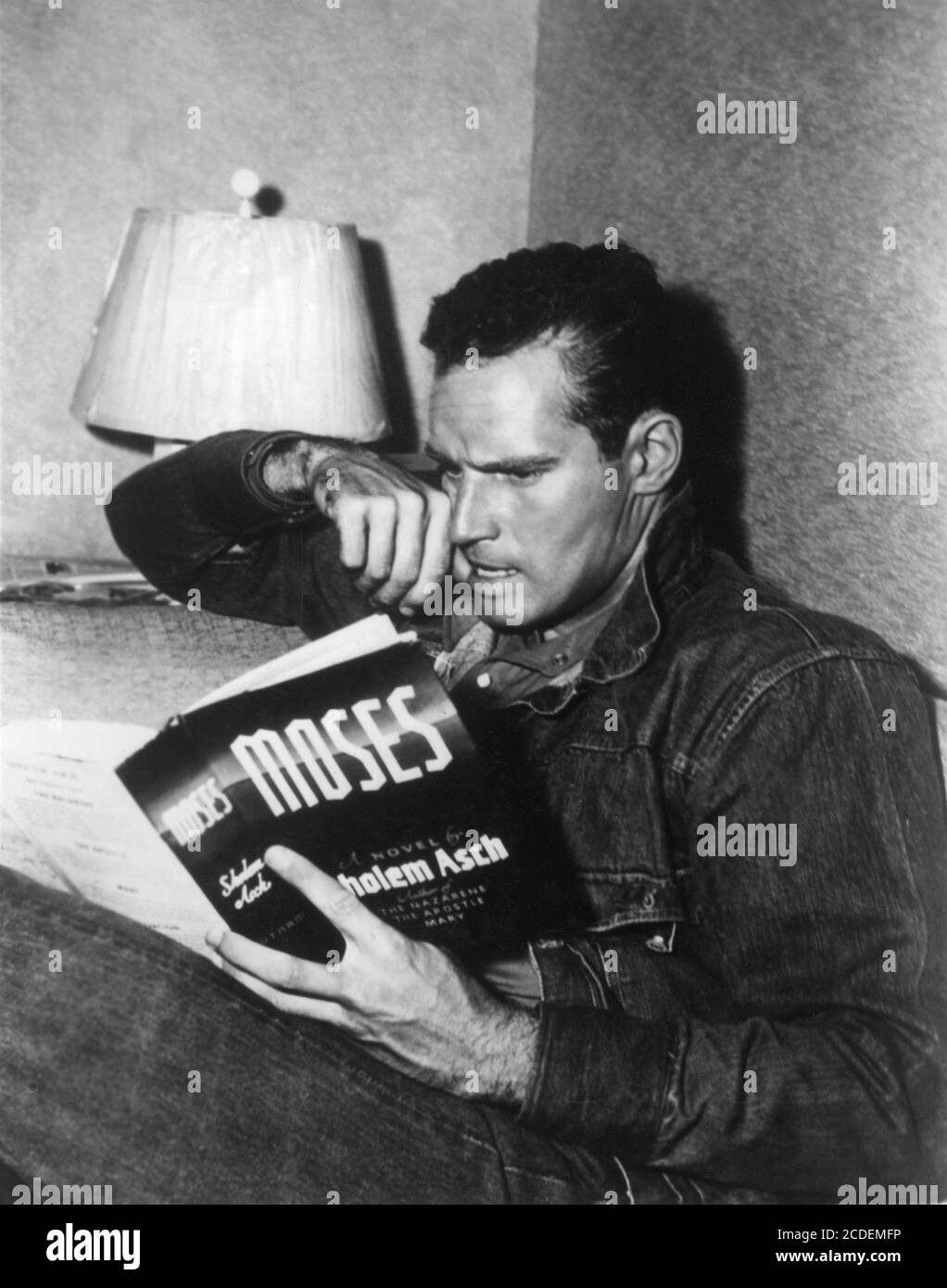 CHARLTON HESTON am Set ehrliche Lesebuch über Moses während der Produktion DER ZEHN GEBOTE 1956 Regisseur CECIL B. DeMille Motion Picture Associates / Paramount Pictures Stockfoto