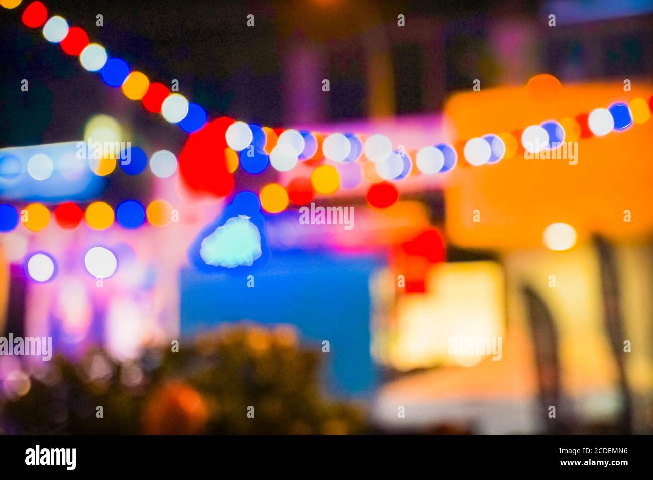 Abstrakte Aufnahme der Party und psychedelische Lichter von außen. Abstrakter Hintergrund. Stockfoto