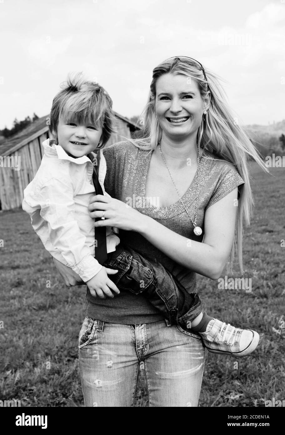 Mutter Sohn im Freien Stockfoto