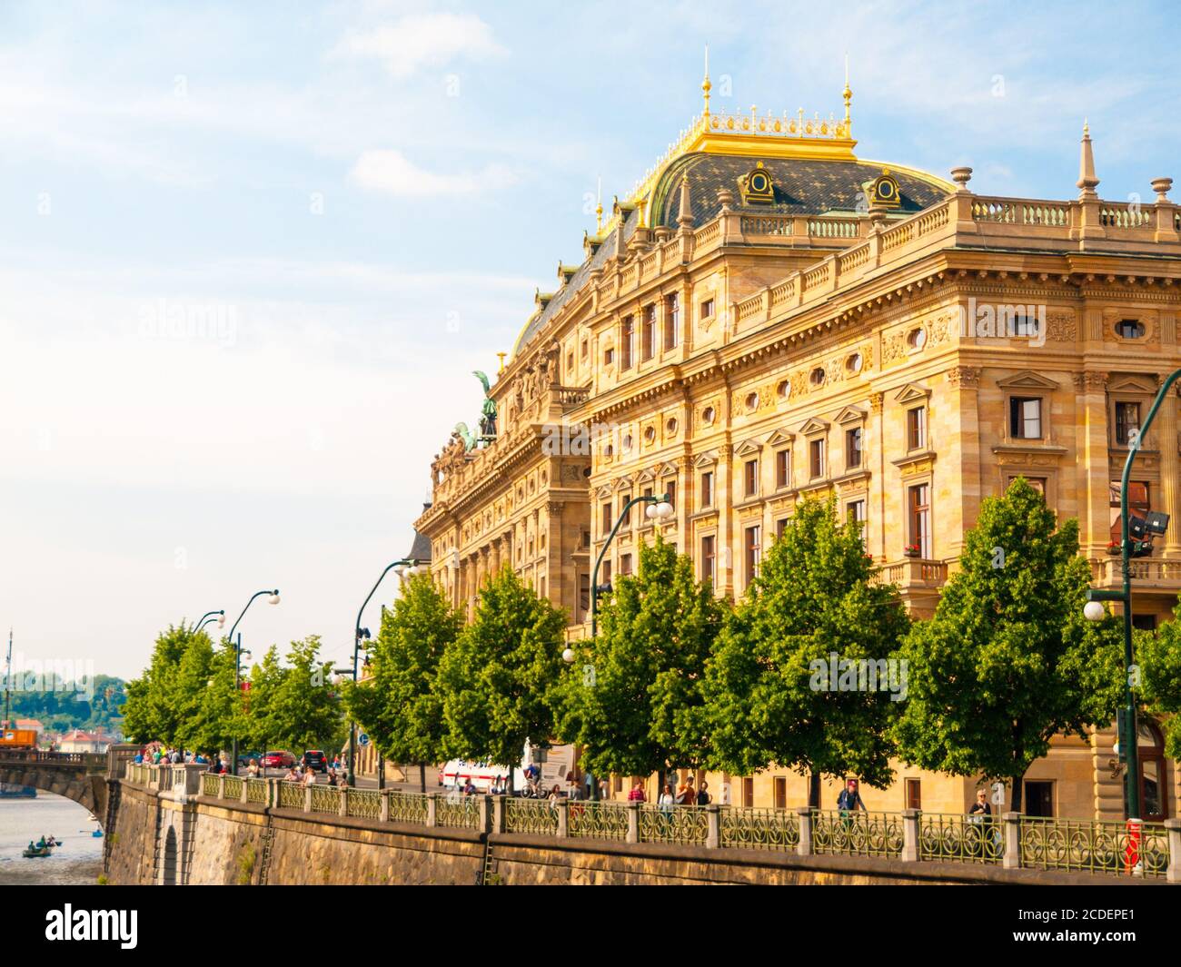 Tschechisches Nationaltheater am sonnigen Sommertag, Tschechische Republik Stockfoto