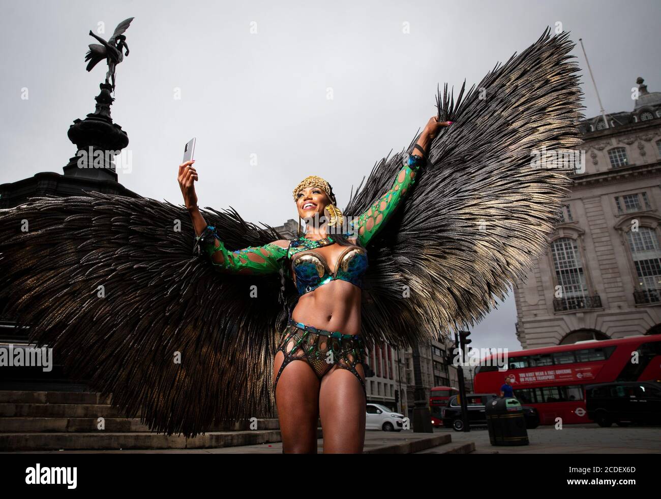 Eine karibische Soca-Tänzerin Andrea Wallace unterhält Passanten, während Samsung auf dem Piccadilly Circus einen Trailer zum ersten digitalen Notting Hill Carnival in London vorstellt. Stockfoto
