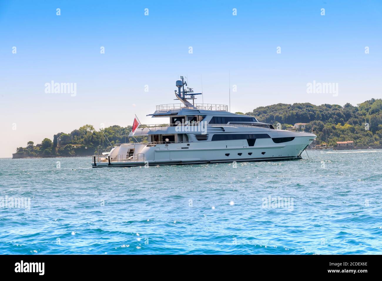 Luxus-Motoryacht Kreuzfahrt Offshore auf einem ruhigen Meer in Ein Konzept der Sommerferien Stockfoto