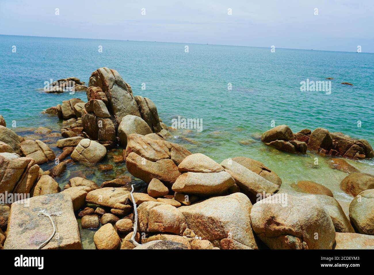 Tropischer Strand und blauer Himmel Hintergrund ona Rocky Strandlandschaft am Sommertag, schöne türkisfarbene Farbe Meerwasser, Reise Urlaub Stockfoto