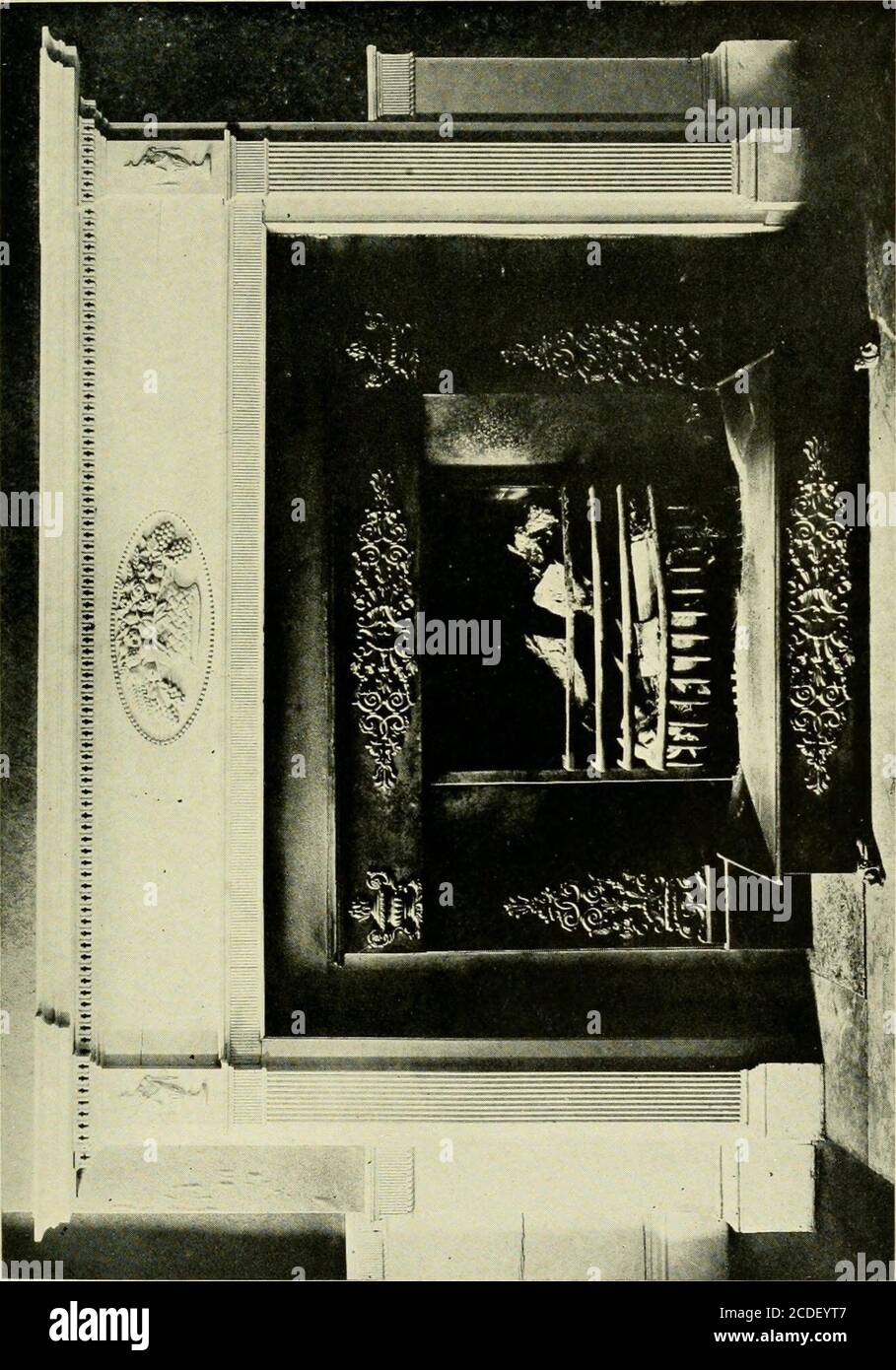 . Der Holzschnitzer von Salem; Samuel McIntyre, sein Leben und Werk. Platte diese Meisterwerke der Innenholzarbeit ist es, die Bedeutung der Andatuungen des Kamins zu verstehen. Im Gegensatz zu vielen Architekten der Gegenwart erkannte Mclntyre vollständig, dass das Feuer während des warmen Wetters im Feuer auf dem Herd liegt, nicht vorhanden ist. Und das als perma-nent Zierelement des Hauses tatsächlich beautycenters nicht in der eigentlichen Kamin, sondern in seiner archi-tectural Einstellung, der Mantel oder ganze Schornstein Stück.Daher vermied er ausnahmslos strukturelle Materialien, die den Kamin openi betont hätten Stockfoto