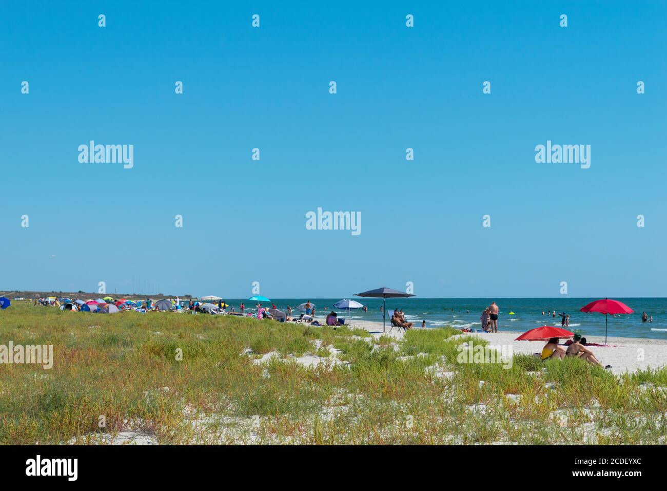 Corbu, Constanta, Rumänien - 18. August 2019: Die Menschen genießen einen entspannten Sommertag am letzten virging Strand in Corbu, Rumänien. Stockfoto