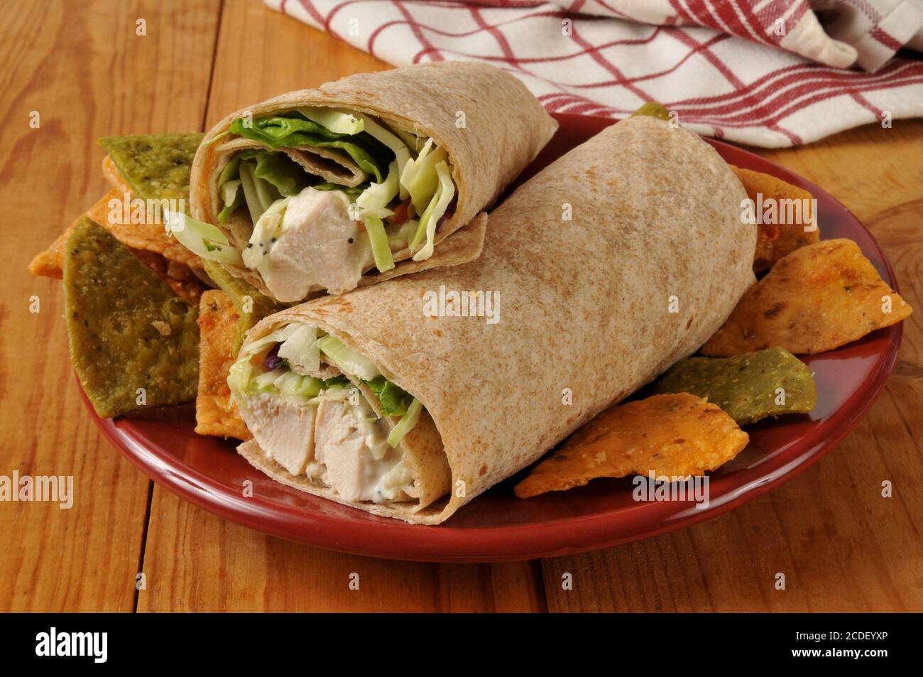Chicken Salat Wraps mit Gemüse Tortilla Chips Stockfoto