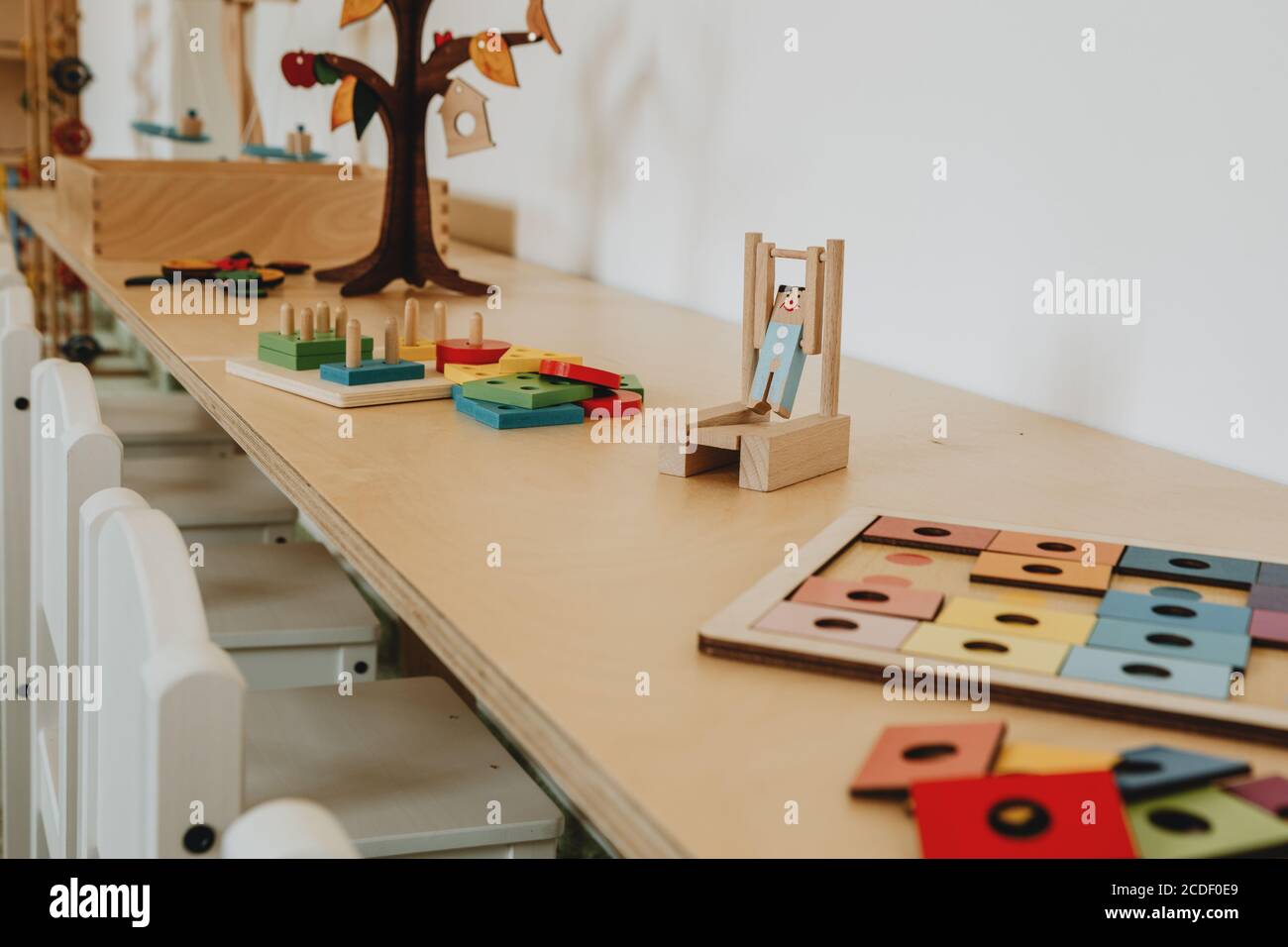 Der Holzschreibtisch mit montessori-Spielsachen aus Holz darauf Der montessori Kindergarten Stockfoto