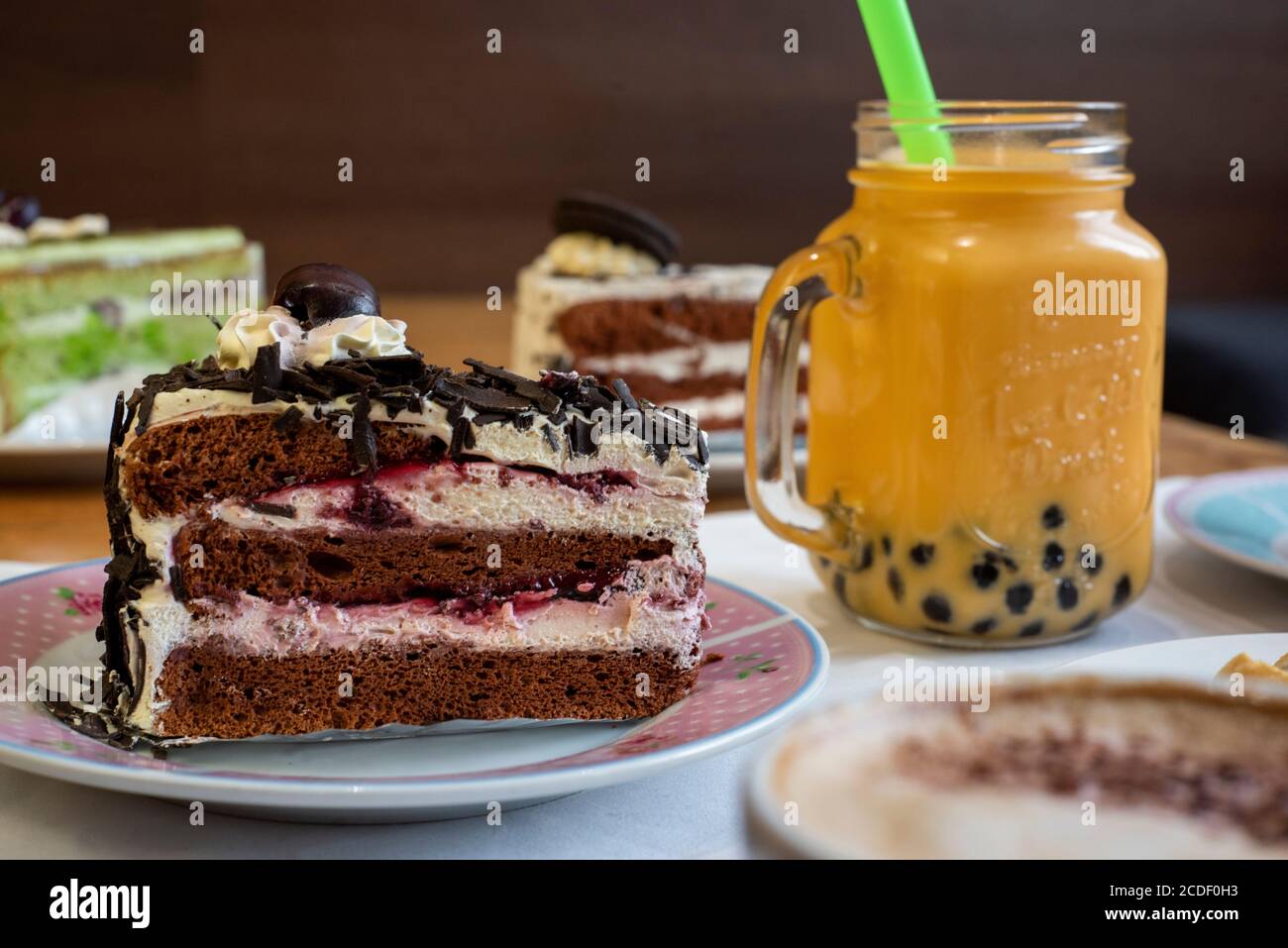Sheffileld, Großbritannien - 20. Juni 2017: Chinesische Süßigkeiten, Kuchen und Bubble Tees sind bei Cakes R US, 142 Devonshire Street, S3 7SF erhältlich Stockfoto