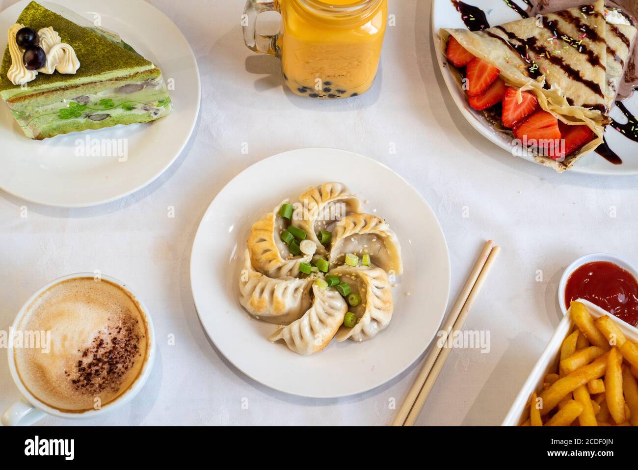 Sheffield, Großbritannien - 20. Juni 2017: Chinesische Süßigkeiten, Kuchen und Savorien im Verkauf bei Cakes R US, 142 Devonshire Street, S3 7SF Stockfoto