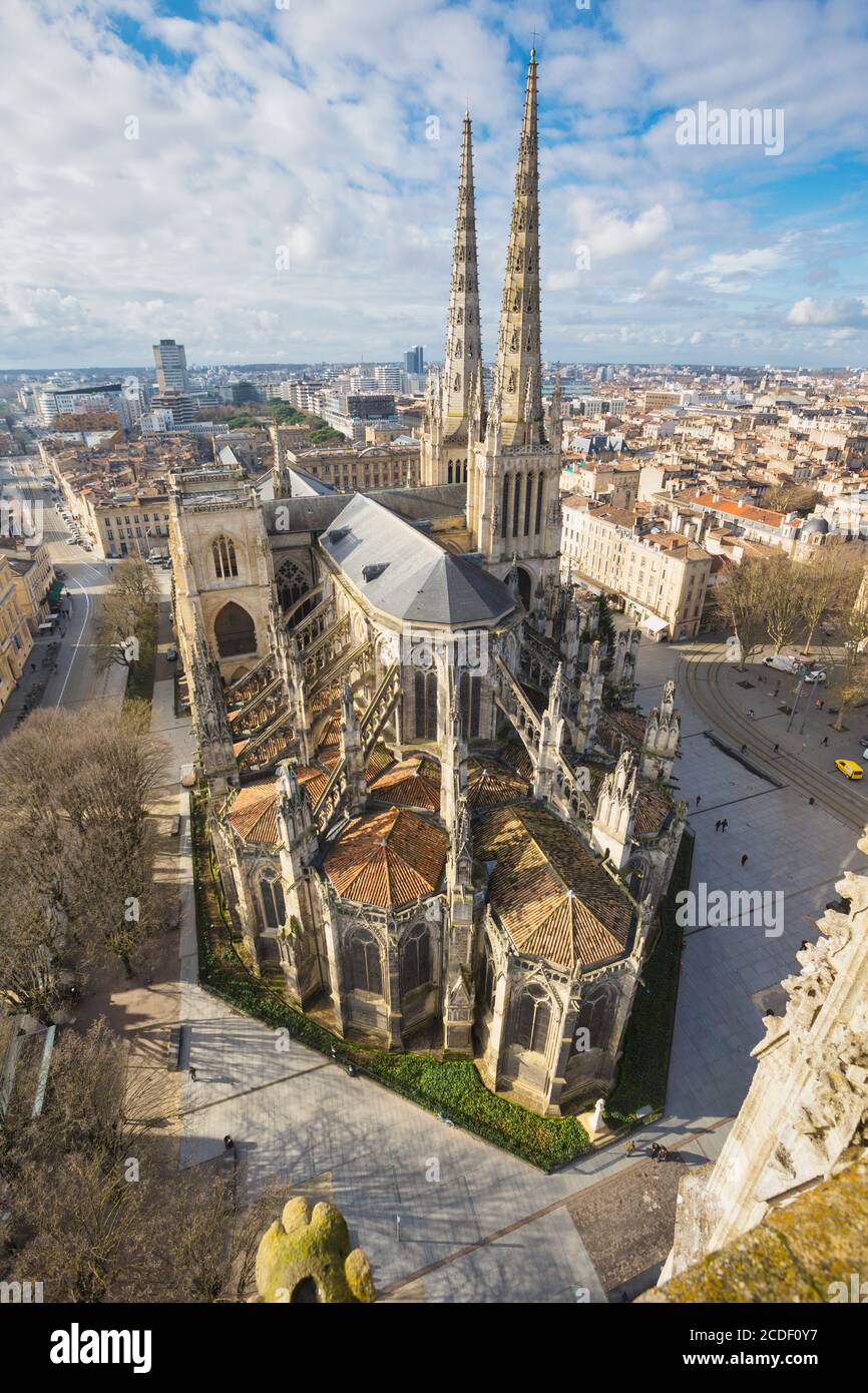 Bordeaux, Departement Gironde, Aquitanien, Frankreich. St Andrew's Cathedral (La Cathedrale Saint-Andre de Bordeaux) fotografiert von der Tour, oder Turm, Stockfoto