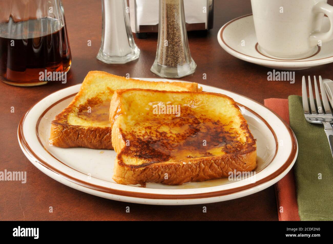 Ein Teller mit dickem French Toast mit Butter und Sirup Stockfoto