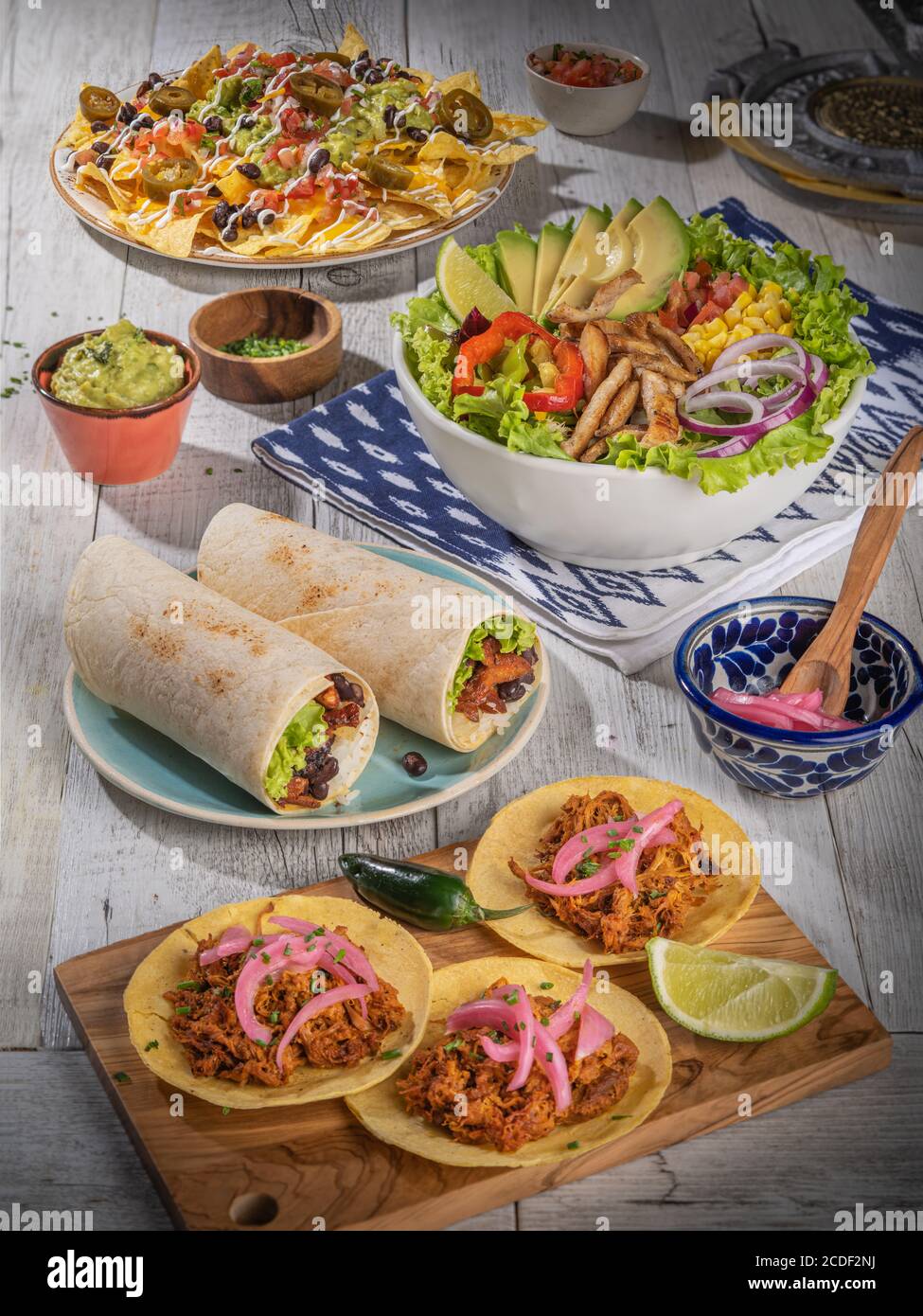 Köstliches Bankett mit traditioneller mexikanischer Küche, lateinamerikanischer Küche, würzigen Tacos Burritos, Fast Street Food Stockfoto
