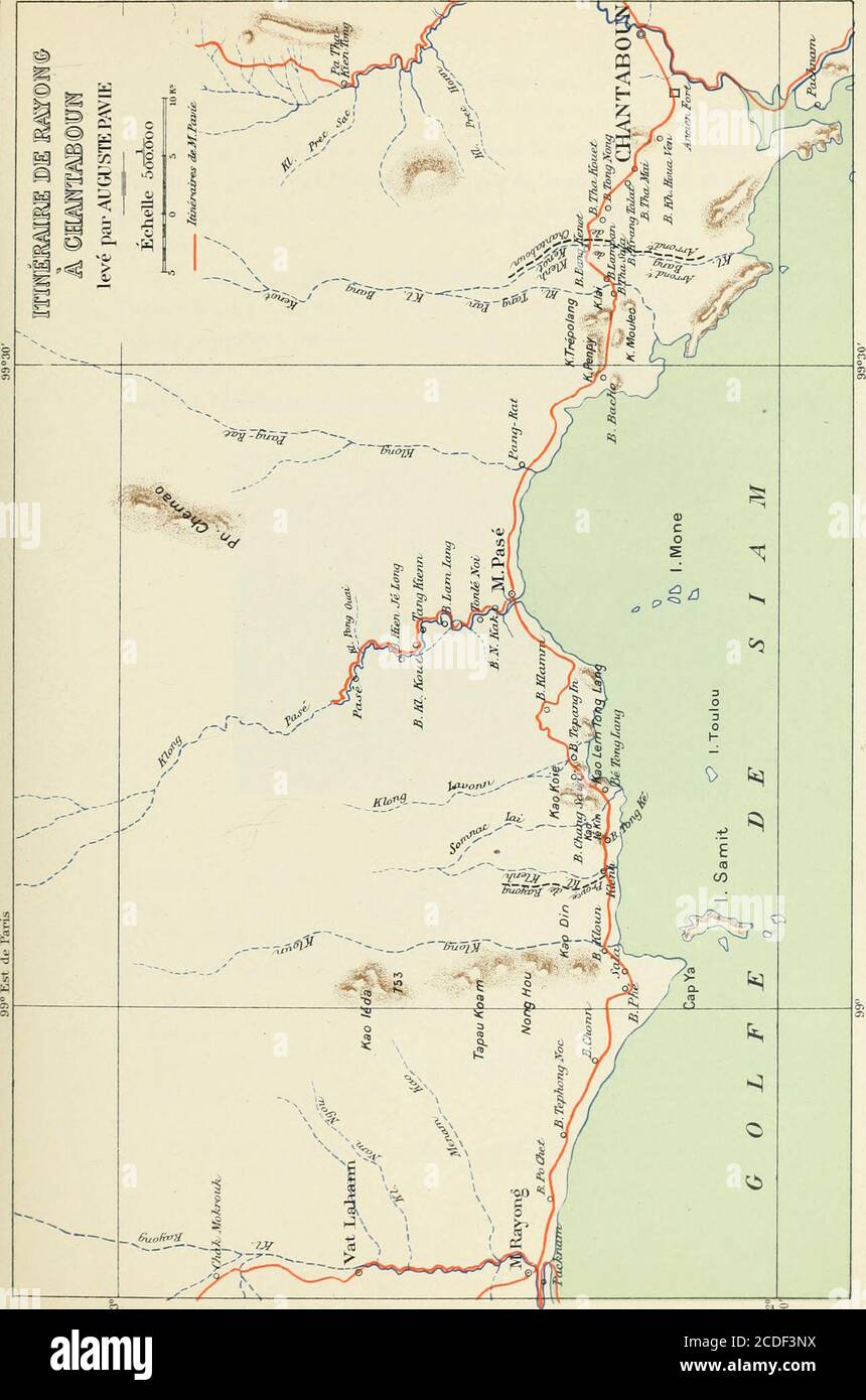 . Mission Pavie, Indo-Chine, 1879-1895 : géographie et voyages . E.GIFFAULT, DEL. ///?/?? ///t/i //•/* &lt; 0. Zo enw. zi - SI A M ET CAMBODGE 141 cours de Six kilomètres seulement, devant la chrétienté du missionnaire.Très sinueux, profondément creusé par la marée, il peut être remontépar les chaloupes à vapeur, ce qui Nest canpas le cas, trodevasés. De Pétriou je gagnai également en barque le confluent du KlongTakien dont javais en vue de relever le cours ainsi que celui du KlongIvakiàp jusquaux Mines de 1er de Sarekam. La petite rivière de Takien est profonde ef accessible aux Stockfoto