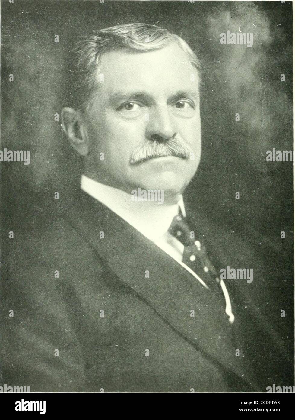 . Geschichte von Worcester und seine Leute. An Nr. 23 Prestonstreet in dieser Stadt. NOBLE OSGOOD HAYES, Assistant Manager der Logan, Swift & Brig-Ham Division der United States Envelope Company, wurde am 21. November 1873 in Plainwell, Michigan, geboren, Sohn von Frederick .-Vugustus und Margaret Etta (Noble) Hayes. Sein Vater starb 1914 im Alter von neunundsechzig Jahren. Er ist von den frühen Pionieren von Neu-England in verschiedenen Linien der Abstammung abstammen, sowohl paternals auch mütterlich. Die Familie kam nach Osten, als Noble O. Hayes war etwa ein Jahr alt, und er Be-gan seine Ausbildung in den öffentlichen Schulen von Holyoke, M Stockfoto