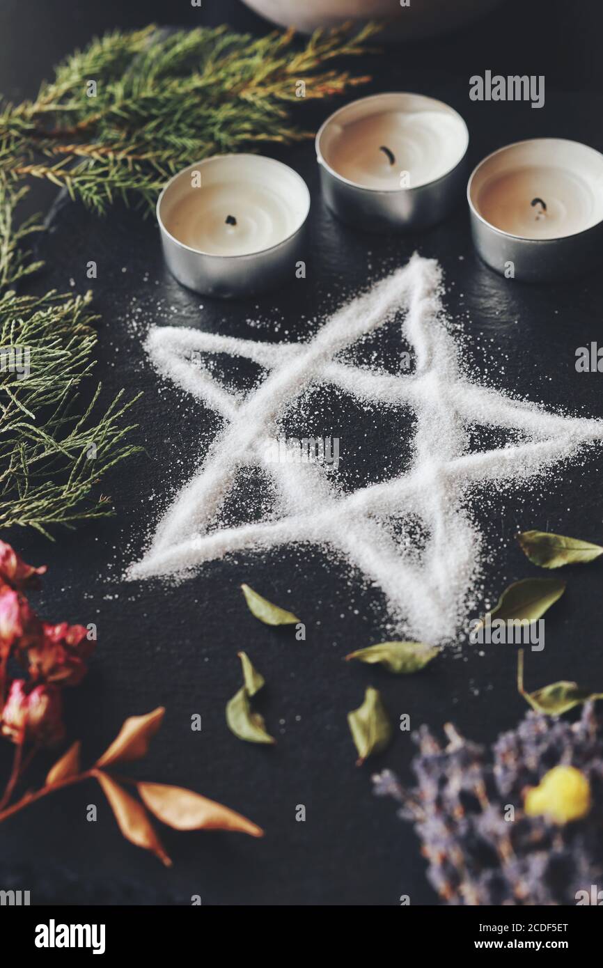 Salz Pentagramm Symbol auf Wiccan Hexenaltar. Handgemachtes Pentagramm für Schutz und Meditation für Hexenritual. Vertikal Stockfoto